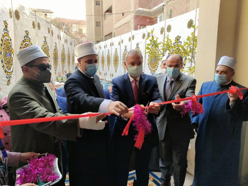 إفتتح عبد الحميد الهجان محافظ القليوبية أول مركز للمصالحة الأسرية بمدينة بنها، وجاء ذلك بحضور المستشار رضا الشاذلي ممثل عن وزارة العدل و الدكتور أيمن أبوعمر رئيس الإدارة المركزية لشئون الدعوه نائباً عن وزير الأوقاف والشيخ صفوت أبو السعود وكيل وزارة الأوقاف بالقليوبية وعضو من دار الإفتاء المصرية. وأعرب المحافظ عن شكره وتقديره للسادة وزراء الأوقاف والعدل ومفتي الديار المصرية لافتتاح أول مركز للمصالحة الأسرية على مستوى الجمهورية بمحافظة القليوبية بمدينة بنها والذي بدوره يساعد في حل الخلافات الأسرية قبل اللجوء للطلاق للحفاظ على الأسرة المصرية لكونها أساس المجتمع والذي يعد صلاحها من صلاح التنمية والرقي وكافة مجالات الحياة . يذكر أنه تم توقيع بروتوكول بين وزارة العدل ووزارة الأوقاف ودار الإفتاء المصرية لحماية ورعاية الأسره المصرية وقد تم إختيار (محافظة القليوبية) لتُشكَل بها لجان إفتاء ومصالحة أسرية تختص هذه اللجان بالتوعية ضد مخاطر الطلاق والعمل على لم شمل الأسرة ، والمصالحة بين أطرافها ، و إعطاء الفرصة للتريث في إتخاذ قرار الطلاق حيث أنه قرار يؤثر في بنيان الأسره المصرية. والجدير بالذكر أن وزارة العدل قامت بالتنسيق مع دار الإفتاء المصرية لعقد دورات تدريبية لنحو ٩٠٣ من الأئمة في كافة أنحاء الجمهورية وقد شمل التدريب الجوانب القانونية والفقهية والوعظية. وفي ذلك السياق أكد الشيخ صفوت أبو السعود وكيل وزارة الاوقاف بأن الوزارة أعدت دورات تدريبية وتأهيلية للأئمة فيما يتعلق بقضايا الأسرة من الجانب القانوني وكيفية الحفاظ على هذه الحقوق بالإستعانه بالمستشارين المختصين بمحاكم الأسره فضلاً عن علماء وزارة الأوقاف ودار الإفتاء المصرية لتتكامل الجهود للوصول لرؤية واحدة هدفها الأساسي الحفاظ على كيان الأسرة المصرية.