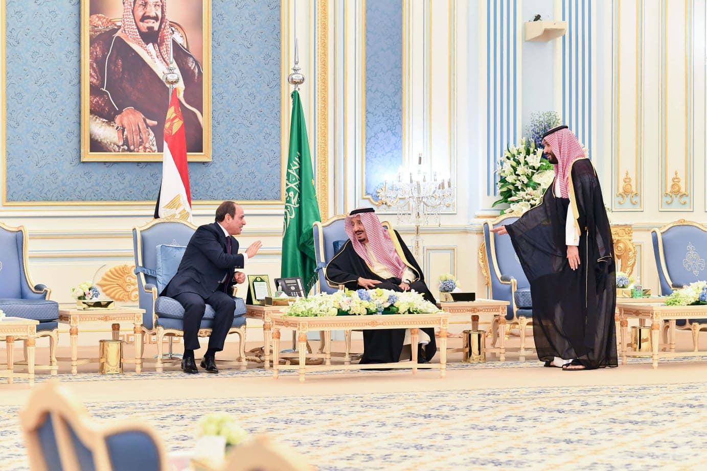 التقى الرئيس عبد الفتاح السيسي، اليوم الثلاثاء، في الرياض مع جلالة الملك سلمان بن عبد العزيز آل سعود، ملك المملكة العربية السعودية وخادم الحرمين الشريفين، حيث أقيمت لسيادته مراسم الاستقبال الرسمي، وتم عزف السلامين الوطنيين واستعراض حرس الشرف". وصرح المتحدث الرسمي باسم رئاسة الجمهورية،السفير بسام راضي، بأن اللقاء شهد عقد مباحثات منفردة بين الزعيمين، تلتها جلسة مباحثات موسعة ضمت وفدي البلدين، حيث أعرب جلالة الملك سلمان بن عبد العزيز عن ترحيب المملكة العربية السعودية قيادة وشعباً بزيارة الرئيس، مؤكداً ما تتسم به العلاقات المصرية السعودية من تميز وخصوصية، ومشيداً فى هذا الإطار بدور مصر المحوري فى المنطقة العربية، وجهودها الحثيثة لمساندة ودعم الدول العربية والخليجية على وجه الخصوص، وذلك كركيزة أساسية لصون الأمن والاستقرار فى الوطن العربي. كما أعرب العاهل السعودي عن تقديره لدعم مصر للسعودية في مختلف القضايا، ولإسهامات أبنائها في العديد من القطاعات ودورهم فى تحقيق التنمية بالسعودية، مؤكداً فخامته حرص السعودية على تعزيز العلاقات الثنائية مع مصر على جميع المستويات، بما يحقق المصالح المشتركة للبلدين والشعبين الشقيقين. وأضاف المتحدث الرسمي أن الرئيس السيسي أعرب عن تقديره لأخيه العاهل السعودي على حفاوة الاستقبال، مؤكداً ما يجمع الشعبين المصري والسعودي من روابط أخوة ومودة وتاريخ مشترك ومصير واحد، ومعرباً عن تطلع مصر لتعزيز علاقات التعاون الثنائي مع السعودية في جميع المجالات. كما شدد الرئيس علي أهمية مواصلة العمل على توحيد الصف العربي وتضامنه لمواجهة التحديات التي تواجه المنطقة العربية، ومؤكداً سيادته عدم سماح مصر بالمساس بأمن واستقرار أشقائها في دول الخليج، وأن أمن الخليج يُعد جزءاً لا يتجزأ من أمن مصر. وذكر المتحدث الرسمي أن المباحثات تطرقت إلى سبل تعزيز أطر العلاقات الثنائية بين البلدين على كافة الأصعدة، حيث تم الإعراب عن الارتياح لمستوى التعاون والتنسيق القائم بين مصر والسعودية، مع تأكيد أهمية دعمه وتعزيزه لصالح البلدين والشعبين الشقيقين، خاصةً على الصعيد العسكري والأمني، إلى جانب التعاون في المجالات الاقتصادية والاستثمارية والتنموية، وذلك بهدف تحقيق الاستغلال الأمثل لجميع الفرص المتاحة لتعزيز التكامل بينهما. كما تم مناقشة مستجدات عدد من القضايا الإقليمية والدولية ذات الاهتمام المشترك، حيث توافقت رؤى الجانبين بشأن ضرورة تعزيز الجهود المشتركة لمكافحة الإرهاب وأهمية تضافر جهود المجتمع الدولي من أجل التوصل إلى تسويات سياسية للأزمات التي تشهدها بعض دول المنطقة، بما يحافظ على وحدة أراضى تلك الدول ويصون مقدرات شعوبها.