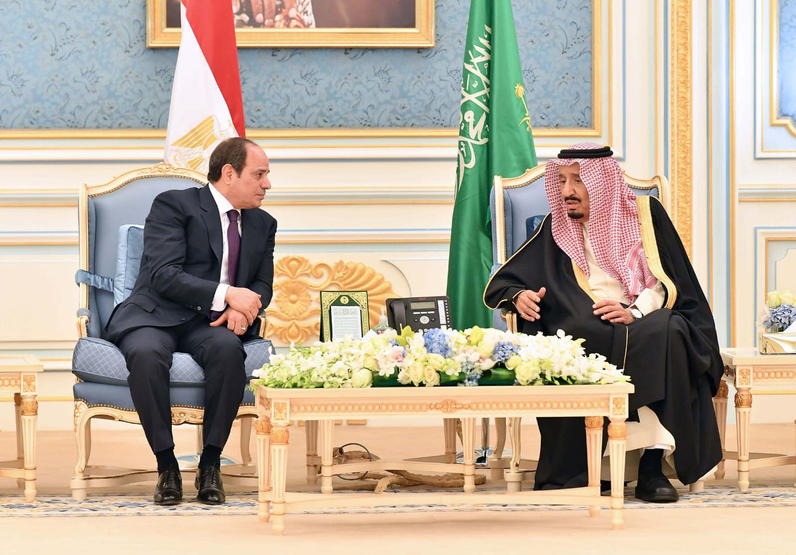 التقى الرئيس عبد الفتاح السيسي، اليوم الثلاثاء، في الرياض مع جلالة الملك سلمان بن عبد العزيز آل سعود، ملك المملكة العربية السعودية وخادم الحرمين الشريفين، حيث أقيمت لسيادته مراسم الاستقبال الرسمي، وتم عزف السلامين الوطنيين واستعراض حرس الشرف". وصرح المتحدث الرسمي باسم رئاسة الجمهورية،السفير بسام راضي، بأن اللقاء شهد عقد مباحثات منفردة بين الزعيمين، تلتها جلسة مباحثات موسعة ضمت وفدي البلدين، حيث أعرب جلالة الملك سلمان بن عبد العزيز عن ترحيب المملكة العربية السعودية قيادة وشعباً بزيارة الرئيس، مؤكداً ما تتسم به العلاقات المصرية السعودية من تميز وخصوصية، ومشيداً فى هذا الإطار بدور مصر المحوري فى المنطقة العربية، وجهودها الحثيثة لمساندة ودعم الدول العربية والخليجية على وجه الخصوص، وذلك كركيزة أساسية لصون الأمن والاستقرار فى الوطن العربي. كما أعرب العاهل السعودي عن تقديره لدعم مصر للسعودية في مختلف القضايا، ولإسهامات أبنائها في العديد من القطاعات ودورهم فى تحقيق التنمية بالسعودية، مؤكداً فخامته حرص السعودية على تعزيز العلاقات الثنائية مع مصر على جميع المستويات، بما يحقق المصالح المشتركة للبلدين والشعبين الشقيقين. وأضاف المتحدث الرسمي أن الرئيس السيسي أعرب عن تقديره لأخيه العاهل السعودي على حفاوة الاستقبال، مؤكداً ما يجمع الشعبين المصري والسعودي من روابط أخوة ومودة وتاريخ مشترك ومصير واحد، ومعرباً عن تطلع مصر لتعزيز علاقات التعاون الثنائي مع السعودية في جميع المجالات. كما شدد الرئيس علي أهمية مواصلة العمل على توحيد الصف العربي وتضامنه لمواجهة التحديات التي تواجه المنطقة العربية، ومؤكداً سيادته عدم سماح مصر بالمساس بأمن واستقرار أشقائها في دول الخليج، وأن أمن الخليج يُعد جزءاً لا يتجزأ من أمن مصر. وذكر المتحدث الرسمي أن المباحثات تطرقت إلى سبل تعزيز أطر العلاقات الثنائية بين البلدين على كافة الأصعدة، حيث تم الإعراب عن الارتياح لمستوى التعاون والتنسيق القائم بين مصر والسعودية، مع تأكيد أهمية دعمه وتعزيزه لصالح البلدين والشعبين الشقيقين، خاصةً على الصعيد العسكري والأمني، إلى جانب التعاون في المجالات الاقتصادية والاستثمارية والتنموية، وذلك بهدف تحقيق الاستغلال الأمثل لجميع الفرص المتاحة لتعزيز التكامل بينهما. كما تم مناقشة مستجدات عدد من القضايا الإقليمية والدولية ذات الاهتمام المشترك، حيث توافقت رؤى الجانبين بشأن ضرورة تعزيز الجهود المشتركة لمكافحة الإرهاب وأهمية تضافر جهود المجتمع الدولي من أجل التوصل إلى تسويات سياسية للأزمات التي تشهدها بعض دول المنطقة، بما يحافظ على وحدة أراضى تلك الدول ويصون مقدرات شعوبها.