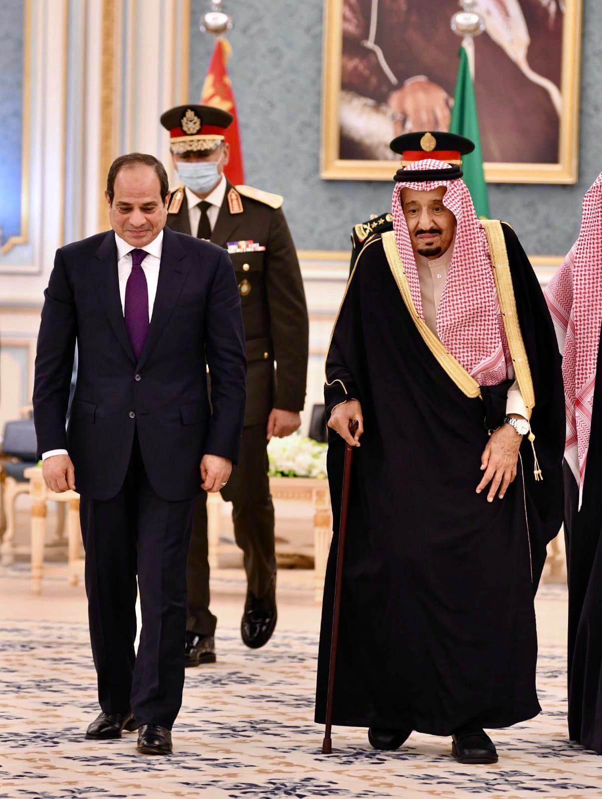 التقى الرئيس عبد الفتاح السيسي، اليوم الثلاثاء، في الرياض مع جلالة الملك سلمان بن عبد العزيز آل سعود، ملك المملكة العربية السعودية وخادم الحرمين الشريفين، حيث أقيمت لسيادته مراسم الاستقبال الرسمي، وتم عزف السلامين الوطنيين واستعراض حرس الشرف". وصرح المتحدث الرسمي باسم رئاسة الجمهورية،السفير بسام راضي، بأن اللقاء شهد عقد مباحثات منفردة بين الزعيمين، تلتها جلسة مباحثات موسعة ضمت وفدي البلدين، حيث أعرب جلالة الملك سلمان بن عبد العزيز عن ترحيب المملكة العربية السعودية قيادة وشعباً بزيارة الرئيس، مؤكداً ما تتسم به العلاقات المصرية السعودية من تميز وخصوصية، ومشيداً فى هذا الإطار بدور مصر المحوري فى المنطقة العربية، وجهودها الحثيثة لمساندة ودعم الدول العربية والخليجية على وجه الخصوص، وذلك كركيزة أساسية لصون الأمن والاستقرار فى الوطن العربي. كما أعرب العاهل السعودي عن تقديره لدعم مصر للسعودية في مختلف القضايا، ولإسهامات أبنائها في العديد من القطاعات ودورهم فى تحقيق التنمية بالسعودية، مؤكداً فخامته حرص السعودية على تعزيز العلاقات الثنائية مع مصر على جميع المستويات، بما يحقق المصالح المشتركة للبلدين والشعبين الشقيقين. وأضاف المتحدث الرسمي أن الرئيس السيسي أعرب عن تقديره لأخيه العاهل السعودي على حفاوة الاستقبال، مؤكداً ما يجمع الشعبين المصري والسعودي من روابط أخوة ومودة وتاريخ مشترك ومصير واحد، ومعرباً عن تطلع مصر لتعزيز علاقات التعاون الثنائي مع السعودية في جميع المجالات. كما شدد الرئيس علي أهمية مواصلة العمل على توحيد الصف العربي وتضامنه لمواجهة التحديات التي تواجه المنطقة العربية، ومؤكداً سيادته عدم سماح مصر بالمساس بأمن واستقرار أشقائها في دول الخليج، وأن أمن الخليج يُعد جزءاً لا يتجزأ من أمن مصر. وذكر المتحدث الرسمي أن المباحثات تطرقت إلى سبل تعزيز أطر العلاقات الثنائية بين البلدين على كافة الأصعدة، حيث تم الإعراب عن الارتياح لمستوى التعاون والتنسيق القائم بين مصر والسعودية، مع تأكيد أهمية دعمه وتعزيزه لصالح البلدين والشعبين الشقيقين، خاصةً على الصعيد العسكري والأمني، إلى جانب التعاون في المجالات الاقتصادية والاستثمارية والتنموية، وذلك بهدف تحقيق الاستغلال الأمثل لجميع الفرص المتاحة لتعزيز التكامل بينهما. كما تم مناقشة مستجدات عدد من القضايا الإقليمية والدولية ذات الاهتمام المشترك، حيث توافقت رؤى الجانبين بشأن ضرورة تعزيز الجهود المشتركة لمكافحة الإرهاب وأهمية تضافر جهود المجتمع الدولي من أجل التوصل إلى تسويات سياسية للأزمات التي تشهدها بعض دول المنطقة، بما يحافظ على وحدة أراضى تلك الدول ويصون مقدرات شعوبها.