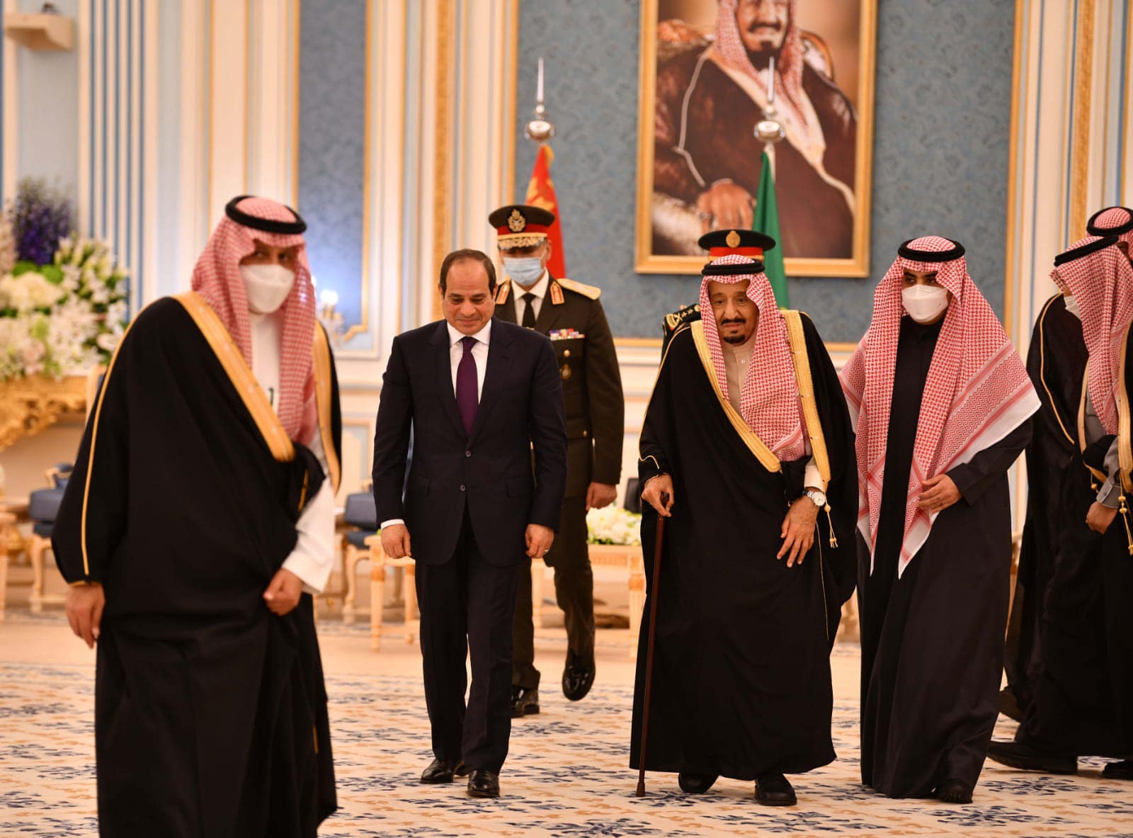 التقى الرئيس عبد الفتاح السيسي، اليوم الثلاثاء، في الرياض مع جلالة الملك سلمان بن عبد العزيز آل سعود، ملك المملكة العربية السعودية وخادم الحرمين الشريفين، حيث أقيمت لسيادته مراسم الاستقبال الرسمي، وتم عزف السلامين الوطنيين واستعراض حرس الشرف". وصرح المتحدث الرسمي باسم رئاسة الجمهورية،السفير بسام راضي، بأن اللقاء شهد عقد مباحثات منفردة بين الزعيمين، تلتها جلسة مباحثات موسعة ضمت وفدي البلدين، حيث أعرب جلالة الملك سلمان بن عبد العزيز عن ترحيب المملكة العربية السعودية قيادة وشعباً بزيارة الرئيس، مؤكداً ما تتسم به العلاقات المصرية السعودية من تميز وخصوصية، ومشيداً فى هذا الإطار بدور مصر المحوري فى المنطقة العربية، وجهودها الحثيثة لمساندة ودعم الدول العربية والخليجية على وجه الخصوص، وذلك كركيزة أساسية لصون الأمن والاستقرار فى الوطن العربي. كما أعرب العاهل السعودي عن تقديره لدعم مصر للسعودية في مختلف القضايا، ولإسهامات أبنائها في العديد من القطاعات ودورهم فى تحقيق التنمية بالسعودية، مؤكداً فخامته حرص السعودية على تعزيز العلاقات الثنائية مع مصر على جميع المستويات، بما يحقق المصالح المشتركة للبلدين والشعبين الشقيقين. وأضاف المتحدث الرسمي أن الرئيس السيسي أعرب عن تقديره لأخيه العاهل السعودي على حفاوة الاستقبال، مؤكداً ما يجمع الشعبين المصري والسعودي من روابط أخوة ومودة وتاريخ مشترك ومصير واحد، ومعرباً عن تطلع مصر لتعزيز علاقات التعاون الثنائي مع السعودية في جميع المجالات. كما شدد الرئيس علي أهمية مواصلة العمل على توحيد الصف العربي وتضامنه لمواجهة التحديات التي تواجه المنطقة العربية، ومؤكداً سيادته عدم سماح مصر بالمساس بأمن واستقرار أشقائها في دول الخليج، وأن أمن الخليج يُعد جزءاً لا يتجزأ من أمن مصر. وذكر المتحدث الرسمي أن المباحثات تطرقت إلى سبل تعزيز أطر العلاقات الثنائية بين البلدين على كافة الأصعدة، حيث تم الإعراب عن الارتياح لمستوى التعاون والتنسيق القائم بين مصر والسعودية، مع تأكيد أهمية دعمه وتعزيزه لصالح البلدين والشعبين الشقيقين، خاصةً على الصعيد العسكري والأمني، إلى جانب التعاون في المجالات الاقتصادية والاستثمارية والتنموية، وذلك بهدف تحقيق الاستغلال الأمثل لجميع الفرص المتاحة لتعزيز التكامل بينهما. كما تم مناقشة مستجدات عدد من القضايا الإقليمية والدولية ذات الاهتمام المشترك، حيث توافقت رؤى الجانبين بشأن ضرورة تعزيز الجهود المشتركة لمكافحة الإرهاب وأهمية تضافر جهود المجتمع الدولي من أجل التوصل إلى تسويات سياسية للأزمات التي تشهدها بعض دول المنطقة، بما يحافظ على وحدة أراضى تلك الدول ويصون مقدرات شعوبها.