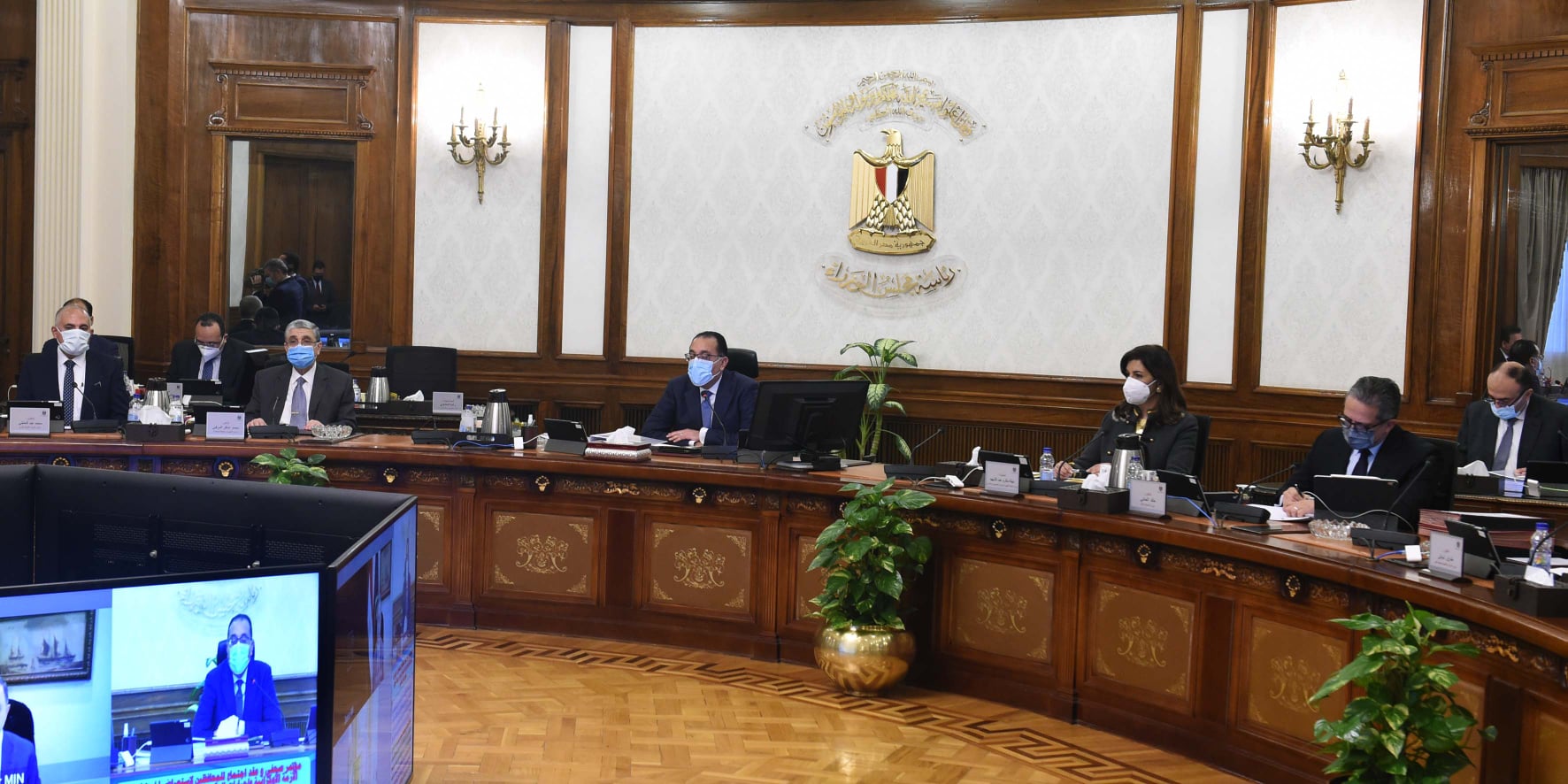 استعرض مجلس الوزراء، في اجتماعه اليوم، برئاسة الدكتور مصطفى مدبولي، رئيس مجلس الوزراء، الصورة النهائية للاستراتيجية الوطنية لتنمية صناعة السيارات، تمهيدا لإطلاقها. وخلال الاجتماع، أشار رئيس الوزراء إلى أن هذه الاستراتيجية تأتي في إطار إدراك مصر للأهمية الكبرى لقطاع السيارات في تحقيق مستهدفات التطوير الصناعي والتنمية الاقتصادية، فتأسيساً على القدرات والبنية التحتية الحالية، ستثبت مصر نفسها كبوابة رئيسية في سوق السيارات الأفريقية الناشئة، مع تكوين علاقات تجارية واستثمارية قوية مع شركائها التجاريين الرئيسيين في المنطقة. وأضاف الدكتور مصطفى مدبولي أنه نظرًا للظروف الاقتصادية العالمية السائدة والسياق المتغير لإنتاج السيارات في أفريقيا، ستسعى مصر إلى شراكة متجددة مع المستثمرين والشركاء التجاريين الإقليميين من أجل تحقيق تجارة أكثر توازناً داخل قطاع السيارات، وبالتالي ضمان نمو اقتصادي مستدام ومفيد للطرفين، والذي سيتم تحقيقه من خلال صياغة سياسة صناعية شاملة ومتكاملة لتكون عنصراً أساسياً في جذب استثمارات جديدة في قطاع السيارات. وصرح السفير نادر سعد، المتحدث باسم رئاسة مجلس الوزراء، بأن هذه الاستراتيجية تتوافق كلية مع قواعد منظمة التجارة العالمية، وتستهدف جذب المزيد من الاستثمارات الجديدة، كما تستهدف توفير المزيد من فرص العمل والعملة الأجنبية، إضافة إلى تطوير سوق محلية تنافسية، مضيفاً أن المجلس استعرض في هذا السياق الحوافز المقترحة للصناعات المغذية للسيارات، وكذا الحوافز المقترحة لتوطين صناعة السيارات الكهربائية. وأضاف المتحدث الرسمي أن النطاق الأولي للبرنامج المصري لتنمية صناعة السيارات (AIDP) ضمن هذه الاستراتيجية يتمثل في توفير الإطار اللازم للحفاظ على قدرات التجميع والتصنيع الحالية وتنميتها، وتشجيع الاستثمار الجديد في هذا القطاع، وستشمل التغطية الأولية للمركبات التي سيتم تجميعها تحت مظلة هذا البرنامج سيارات الركوب، وسيارات الدفع الرباعي، والشاحنات الصغيرة والحافلات الصغيرة (ميكروباص). وأوضح السفير نادر سعد أن المشاركة في البرنامج ستكون اختيارية لمن يرغب الاشتراك والتمتع بالمزايا الممنوحة من قبل البرنامج والالتزام بقواعده، وهناك مبدأ أساسي يتمثل في أن القطاع الخاص شريك فاعل في النمو الاقتصادي، حيث توفر الحكومة بيئة تمكن قطاع صناعة السيارات أن يزدهر على المدى الطويل. ويتكون البرنامج الشامل من مكونات مختلفة، وهي مصممة بديناميكية لتواكب تطور القطاع وتحث على الاستثمار في التجميع وتصنيع السيارات ومكوناتها، وكذا الخدمات الهندسية ذات الصلة بالقطاع والتي تضمن توطين تكنولوجيا التصنيع (مراكز بحوث وتطوير، ومعامل اختبار، ومراكز تطوير برمجيات السيارات). وأشار السفير نادر سعد إلى أن البرنامج يقدم حزمة حوافز استثنائية لتوطين صناعة السيارات الكهربائية تعمل على ثلاثة محاور لتحفيز الطلب على المركبات الكهربائية، وحوافز تمنح لمصنعي السيارات الكهربائية ومزايا يتمتع بها مالكو تلك المركبات أهمها حافز نقدي بحد أقصى ٥٠ ألف جنيه للمستهلك لكل المركبات الكهربائية المصنعة محلياً، والاعفاء من ضريبة الترخيص (مطبق بالفعل)، والاعفاء من رسم تنمية موارد الدولة (مطبق بالفعل)، فضلاً عن إلزام المطورين العقاريين بتوفير نقاط شحن بنسبة محددة في المشروعات السكنية والتجارية. وأوضح المتحدث الرسمي أن الإطار التحفيزي والتنظيمي للبرنامج يتضمن حوافز الاستثمار والمزايا الضريبية لمصنعي السيارات بموجب القانون رقم 72 لسنة 2017، وإدخال نظام تعريفة يضمن تيسير عملية الافراج الجمركي ويدعم الاستثمار الجديد من قبل الشركات المصنعة للمعدات الأصلية في عمليات التصنيع المحلية، والمجمعين للانتقال إلى تجميع CKD(نظام التجميع الصناعي)، وبالتالي خلق المزيد من فرص العمل وتعزيز الاقتصاد الوطني.