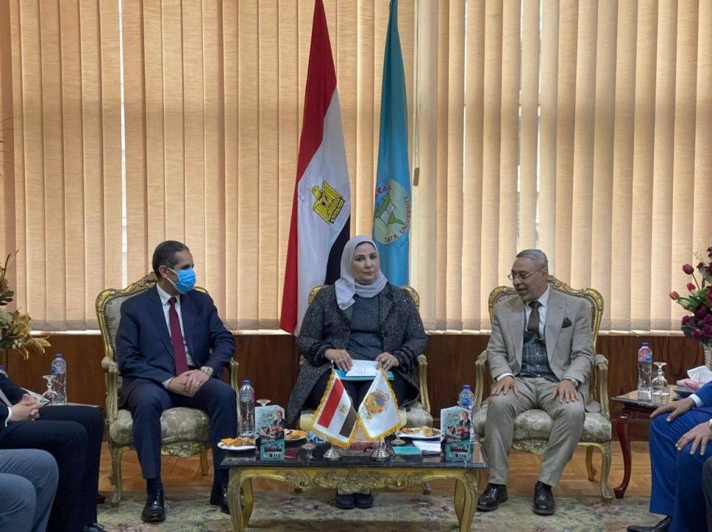 وصلت نيفين القباج وزيرة التضامن الاجتماعي إلي جامعة طنطا لإطلاق فعاليات مبادرة "قادرون باختلاف" بالجامعات المصرية من رحاب جامعة طنطا، وذلك بحضور الدكتور طارق رحمي محافظ الغربية والدكتور محمود ذكي رئيس جامعة طنطا في إطار جهود الدولة لكفالة حقوق ذوي الإعاقة. وتنظم وحدات التضامن الاجتماعي بالجامعات المصرية فعاليات المبادرة، بالتعاون مع جمعية الهلال الأحمر المصري والجمعية الشرعية الرئيسية والاتحاد المصري لسياسات الحماية الاجتماعية، ويشرف عليها الدكتور صلاح هاشم مستشار وزارة التضامن الاجتماعي للسياسات الاجتماعية ومنسق عام برنامج وحدات التضامن الاجتماعي بالجامعات المصرية؛ حيث تستهدف الوزارة تنفيذها في كافة الجامعات المصرية بما يشمل ٢٥ جامعة حكومية بالإضافة إلى جامعة الأزهر بفروعها الثلاثة، وجامعة خاصة. وتهدف الوزارة من خلال المبادرة تنفيذ بعض الأنشطة الثقافية والاجتماعية والترفيهية والرياضية التي تجمع بين الطلاب ذوي الإعاقة وزملائهم من غير ذوي الإعاقة؛ لتحقيق الدمج بين الطلاب والتأكيد على القدرات المتنوعة والمتباينة بين الطلاب وترسيخ مبادئ احترام الآخر وتقدير التنوع على أنه تكامل بين القدرات المختلفة، ويتم تنفيذ الفعاليات من خلال وحدات التضامن الاجتماعي بالجامعة.