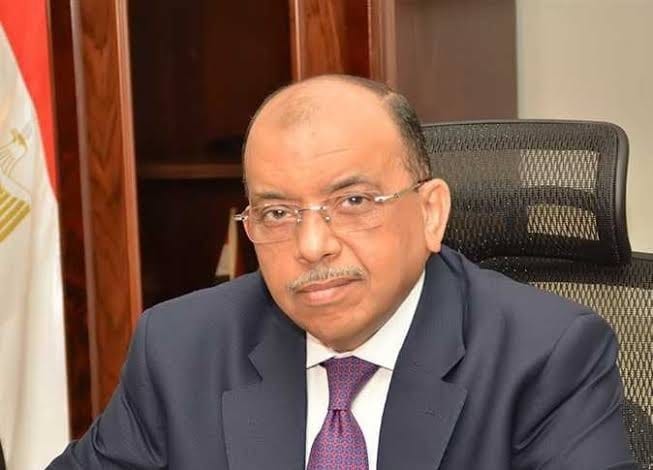 تلقى اللواء محمود شعراوي وزير التنمية المحلية تقريراً من غرفة العمليات وإدارة الأزمات بالوزارة عن الجهود التي حققتها المحافظات حتى الآن من المرحلة الثالثة من تنفيذ الموجة الـ19 لإزالة التعديات على أملاك الدولة والتي انطلقت في الفترة من 6 مارس وتستمر حتي 26 مارس الحالى . وأشار اللواء محمود شعراوي إلى أن إجمالي عدد المباني التي تم إزالتها على أملاك الدولة منذ بداية المرحلة الثالثة من الموجة الـ19 وحتي الآن بلغ ٦٥١١مبنى على مساحة حوالى مليون و ١٠٠ ألف متر مربع في جميع المحافظات ، مشيرًا إلى أن الأجهزة التنفيذية في المحافظات قامت بإزالة ٧٣٢ حالة تعد على أراض زراعية أملاك دولة على مساحة ٤٦٣٥ فدان. كما أشار التقرير إلى إزالة ٨٥ مبنى على أراضى زراعية خاصة على مساحة أكثر من ٣٣ ألف متر مربع ، اضافة الى ٦٥٣ حالة تعدى على مساحة ٣٣ فدان . وطالب وزير التنمية المحلية بالتنسيق بين المحافظات وكافة الأجهزة التنفيذية ومديريات الأمن وقوات إنفاذ القانون في تنفيذ جميع الإزالات التي تمت خلال المرحلة الثالثة من الموجة الـ 19 مشددا على الأجهزة التنفيذية بالمحافظات بالحسم وعدم التهاون في استرداد حق الدولة والتصدي لأى شكل من التعديات. وكشف التقرير الذى تلقاه اللواء محمود شعراوي عن جهود مختلف المحافظات في إزالة التعديات سواء البناء أو الزراعية على الأراضي ملك الدولة ، وكانت أكثر المحافظات عددا في حالات إزالات المباني المخالفة محافظة الشرقية بعدد ١٢٣٤ مبنى على مساحة ١٧٣ ألف متر مربع ، ثم محافظة البحيرة بعدد ١١٣٤ مبنى على مساحة ١٠٧ آلاف متر مربع ، والفيوم بعدد ٩٨٥ مبنى على مساحة ٥٩ ألف متر مربع ، و بنى سويف بعدد ٧١٨ مبنى على مساحة ٦٩ ألف متر مربع و أسوان بعدد ٢٥٥ مبنى على مساحة ١٠١ ألف متر مربع ، فيما كانت محافظة الوادي الجديد أكبر المحافظات في مساحة الأراضي الزراعية التي تم إزالة التعديات عليها بمساحة ٣٥١١ فدان ، وأسيوط بمساحة ٣٧٣ فدان ، والجيزة بمساحة ٢٨٨ فدان. وأكد اللواء محمود شعراوي، أن الدولة بكافة أجهزتها المعنية سوف تتصدى بكل حزم لحالات التعدي على الأراضي الزراعية وأملاك الدولة وإيقاف البناء المخالف وفرض هيبة القانون والمتابعة المستمرة لعمليات الإزالة ووقف استنزاف الرقعة الزراعية والحفاظ عليها، لافتاً إلي أن الوزارة تتابع تنفيذ الجدول الزمنى التي أعدته كل محافظة لإزالة التعديات بالتنسيق مع جهات الولاية على الأراضي والأجهزة المعنية مع المتابعة المستمرة للأجهزة التنفيذية لمنع التعدي على الأراضي المستردة مرة أخرى خاصة خلال الأجازات والعطلات الرسمية للدولة . وشدد اللواء شعراوى على الأجهزة التنفيذية بالمحافظات بإستمرار التركيز خلال المرحلة الثالثة على حالات التعدي على نهر النيل والمجاري المائية بصورة رئيسية ، بالتنسيق مع مديريات الري ، وكذلك حالات التعدي بالبناء على الأراضى الزراعية مشيرا إلى أن رئيس الجمهورية يتابع ملف إزالة التعديات على أملاك الدولة والأراضي الزراعية ومخالفات البناء بصورة مستمرة ، كما يتم تقديم تقارير بصورة دورية للسيد رئيس مجلس الوزراء حول النتائج التى يتم تحقيقها فى هذا الشأن، وقال أن المتابعة المستمرة من القيادة السياسية لهذا الملف تعطى قوة دفع كبيرة لجهود المحافظات و قوات إنفاذ القانون ومديريات الأمن بكافة المحافظات لتطبيق القانون بكل حزم . وأضاف وزير التنمية المحلية، أن غرفة العمليات وإدارة الأزمات بالوزارة تتابع على مدار اليوم نتائج المرحلة الثالثة من الموجة ال١٩ والتنسيق مع المحافظات لتذليل أى معوقات وتنفيذ الإزالات بالتنسيق مع غرف العمليات المصغرة التي تم تشكيلها برئاسة السكرتير العام المساعد للمحافظة وتضم فى عضويتها ممثل من كل من مديرية الأمن و جهات الولاية و إدارة الأملاك بالمحافظة ، مشيرا إلى التنسيق بين المحافظات وكافة الأجهزة التنفيذية ومديريات الأمن وقوات انفاذ القانون لتنفيذ المستهدف من المرحلة الحالية بكل حسم وعدم التهاون فى استرداد حق الدولة والتصدى لأى شكل من التعديات . جدير بالذكر أن المرحلة الأولى من الموجه الـ ١٩ بدأت من يوم ١٩ وحتى ٣٠ يناير ٢٠٢٢ ، و أسفرت عن إزالة ٥١٤٦ مبنى على مساحة ٩١٦ ألف متر مربع فى جميع المحافظات ، وإزالة ٥٦٧ حالة تعد على أراضي أملاك دولة على مساحة ٣٨٢٧ فدانا ، كما تم إزالة التعديات بالبناء على الأراضى الزراعية بعدد ١٦٥مبنى على مساحة ٣١ ألف متر مربع. فيما أسفرت المرحلة الثانية خلال الفترة من ٦ و حتى ٢٦ فبراير ٢٠٢٢ عن إزالة أكثر من ١٠ آلاف مبنى مخالف على مساحة ٢ مليون و٢٠٠ ألف متر مربع ، و ١١٩٥ حالة تعد على أراضى أملاك دولة زراعية على مساحة ٦٩٠٥ فدانا ، كما تم إزالة التعديات بالبناء على الأراضي الزراعية بعدد ٢٨٤ مبنى على مساحة ٦١ ألف متر مربع.