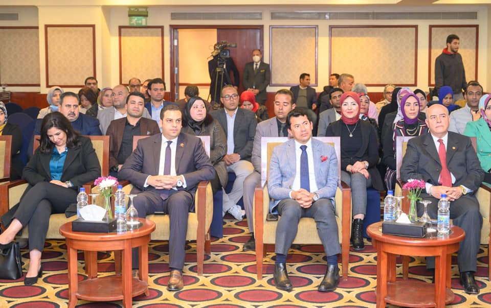 شهد الدكتور أشرف صبحي وزير الشباب والرياضة فعاليات ختام المرحلة الثانية من تدريب المنسقون الإعلاميون بمديرياتها فى كافة المحافظات، الذي أقيم في إطار برتوكول التعاون المشترك بين وزارة الشباب والرياضة، وتنسيقية شباب الأحزاب والسياسيين . وقال الدكتور أشرف صبحي : "كل الشكر والتقدير للتعاون المثمر مع تنسيقية شباب الأحزاب والسياسيين ، ونطالب المنسقيين بتطوير العمل والاستدامة والتواصل ، التشبيك ، والتفعيل الدائم للرؤية العامة للدولة وتوجيهات القيادة السياسية ، مع التدريب علي إستخدام التقنيات الحديثة ، والربط المركزي مع بوابة مصر للشباب والرياضة ، وكذلك الربط مع مختلف مشروعات الوزارة ، وعمل دراسات مسحية من أرض الواقع لبحث المشكلات بمختلف المديريات ومراكز الشباب والعمل علي حلها بشكل مدروس". وأكد وزير الشباب والرياضة ، أن ملتقي المنسقيين الإعلاميين ، يشكل أهمية لصقل مهارات منسقي المديريات واطلاعهم على كل جديد في عالم الصحافة والإعلام، في سياق النهج الجديد للوزارة نحو استراتيجية التحول الرقمي، بالعمل علي تطوير السياسة الإعلامية وفتح قنوات التواصل مع وسائل الإعلام باختلاف أدواتها، وتفعيل الجانب الإعلامي بالعديد من الفعاليات ذات العلاقة، للاستفادة من الأطروحات التي من شأنها أن تزيد من المكتسبات في هذا الإطار الإعلامي الذي يمثل شريانًا حيويًّا لتحقيق النجاح المنشود. وأوضح الدكتور أشرف صبحي سعى وزارة الشباب والرياضة إلى توحيد السياسة الاعلامية والمضمون الاعلامى خلال المرحلة الراهنة بما يتواكب مع التطور التكنولوجى السريع ولما يتماشى مع رؤية الدولة المصرية فى الجمهورية الجديدة من أجل إيصال مضمون الرسالة المستهدفة بشكل يحقق أفضل النتائج المرجوة. و في كلمته اثناء ختام فعاليات منتدى المنسقين الاعلاميين اعرب المهندس عمرو عثمان عضو مجلس أمناء تنسيقية شباب الأحزاب و السياسيين ونائب محافظ بورسعيد عن سعادته لمشاركة التنسيقيه من خلال مدربيها بالمنتدى كمجرد بداية لتنفيذ بروتوكول التعاون الذي وقعته التنسيقيه مع وزارة الشباب و الرياضه مؤكدا على اهميه التدريب الاعلامي لان الدولة المصريه تمر بمعركة الوعي والثقافه و ان احدى ادوات رفع الوعي عند المواطن هو التواصل الاعلامي وبالتالي فان مثل هذه التدريبات مهمه للغايه ؛ و قدم عضو مجلس امناء التنسيقيه الشكر لمعالي وزير الشباب والرياضة الدكتور أشرف صبحي وقيادات الوزارة على الجهد المبذول كما شكر المهندس عمرو عثمان الساده اعضاء تنسيقية شباب الاحزاب و السياسيين المشاركين في ورشة العمل . وعرض الدكتور محمد فوزي المتحدث الرسمي لوزارة الشباب والرياضة، مدير المشروع والمشرف العام على التدريب، تقريرا مفصلا عن ماتم منذ انطلاق الملتقى حيث شمل العرض مكونات المرحلة الاولى وتنفيذ توصيات الملتقي الأول الذى عقدته الوزارة يناير الماضي، والذي تم خلاله أيضا إقامة دورات وورش عمل للتدريب التقني والفني فيما يخص المهارات الإعلامية، والتصوير والمونتاج، وفنون الكتابة الصحفية، والمرحلة الثانية التي تمت من خلال بروتوكول تعاون بين الوزارة وتنسيقية شباب الأحزاب والسياسيين، والتي تتضمنت تنفيذ دورات تثقيف سياسي، لتوحيد الرسالة الإعلامية للهيئات والمنشأت التابعة لوزارة الشباب والرياضة وفقاً للسياسة الإعلامية للدولة، وتماشياً مع رؤية مصر 2030. وأوضح فوزي أن ورش العمل شرح كامل لآليات تسويق الخدمة الإعلامية، والفرق بين الإسكربت والخبر، وعدم تكرار المعلومات بالخبر والتقرير الإعلامى، وأسس التصوير، وتعريف الكادرات المختلفة، وأسباب استخدامها بما يناسب الخدمة الإعلامية المقدمة ، وركز محتوى ورش العمل التدريبية على توضيح نموذج الاتصال، وتحديد المرسل والمستقبل للرسالة الإعلامية، والأداة المستخدمة في توصيل الرسالة، وأنواع الرسائل، والفرق بين الإعلام التقليدي والإعلام الجديد، وإنشاء منصات علي وسائل التواصل الإجتماعي وتوثيقها. واختتم المتحدث الرسمي للوزارة بعرض الموقف التنفيذي للمشروع وما سيتم في المستقبل من خلال خطة زمنية تهدف الي تحقيق المتابعة الدورية، وتطوير الاداء المهني للمنسقين الإعلاميين ومديري المراكز الاعلامية بكل مديريات الشباب والرياضة على مستوى الجمهورية. و شهدت ورش العمل شرح كامل لآليات تسويق الخدمة الإعلامية، والفرق بين الخبر والمقال والتقرير، وعدم تكرار المعلومات بالخبر والتقرير الإعلامى، وأسس التصوير، وتعريف الكادرات المختلفة، وأسباب استخدامها بما يتناسب مع الخدمة الإعلامية المقدمة ، وركز محتوى ورش العمل التدريبية على توضيح نموذج الاتصال، وتحديد المرسل والمستقبل للرسالة الإعلامية، والأداة المستخدمة في توصيل الرسالة، وأنواع الرسائل، والفرق بين الإعلام التقليدي والإعلام الجديد، وإنشاء صفحات علي وسائل التواصل الإجتماعي وتوثيقها وكيفية إدارتها. حضر الاختام من قيادات الوزارة اللواء اسماعيل الفار المدير التنفيذي للمجلس القومي للشباب، واللواء عبدالرحمن شلش مدير مديرية الشباب والرياضة بالجيزة، الدكتور سيد حزين مدير مديرية الشباب والرياضة بالقاهرة