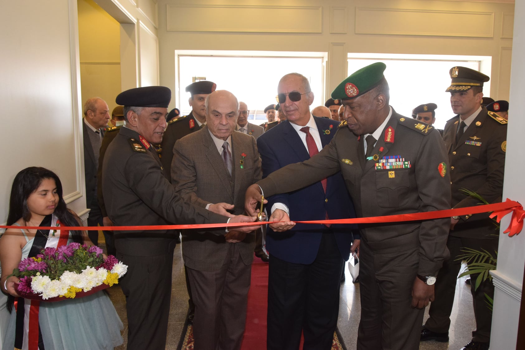 إفتتح مدير جمعية المحاربين القدماء وضحايا الحرب فعاليات المعرض الفنى لإبداعات ومنتجات المحاربين القدماء وأسر الشهداء ومصابى العمليات الحربية ، والذى يستمر حتى 26 مارس الجارى بمقر جمعية الوفاء والأمل بمدينة نصر، وذلك إستمراراً لإحتفالات القوات المسلحة بيوم الشهيد والمحارب القديم. يضم المعرض العديد من منتجات أعضاء جمعية المحاربين القدماء من أعمال الخزف والنحت والحفر على النحاس والرسم على الزجاج والمنتجات الجلدية والخشبية والمنسوجات، بالإضافة إلى منتجات الجمعية من الأثاثات المنزلية والأطراف الصناعية والأجهزة التعويضية المعروضة للمواطنين من العسكريين والمدنيين. يأتى المعرض ضمن الأنشطة التى تقدمها الجمعية لرعاية أعضائها من المحاربين القدماء ومصابى العمليات الحربية وتقديم الدعم اللازم لأفراد الجمعية من خلال توفير الأدوات والخامات اللازمة لهم والمشاركة فى تسويق منتجاتهم لتشجيعهم على تنفيذ العديد من الأعمال الفنية المميزة وإكتشاف مواهبهم ومهاراتهم المختلفة. حضر الإحتفال عدد من قادة القوات المسلحة وأعضاء الجمعية من قدامى المحاربين ومصابى العمليات الحربية وأسر الشهداء.