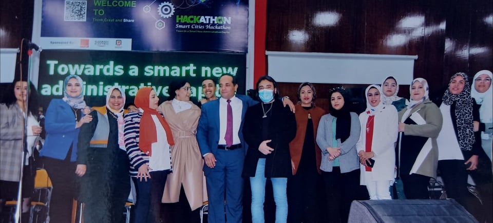 فريق الموسيقى العربية بنوعية بنها يتألق في ختام هاكثون الجامعات المصرية قدم فريق الموسيقى العربية بكلية التربية النوعية بجامعة بنها غرضا موسيقيا متميزا في ختام فعاليات اول هاكثون للمدن الذكية بالجامعات المصرية والذى عقد بجامعة بنها برعاية الدكتور خالد عبد الغفار وزير التعليم العالي والبحث العلمي والدكتور جمال سوسه رئيس جامعة بنها وبحضور نائب وزير التعليم العالي وعددا من رؤساء الجامعات المصرية وعمداء الكليات . حيث قدم الفريق بقيادة الدكتور ياسر عبد الرحمن الأستاذ بكلية التربية النوعية بجامعة بنها وتحت إشراف الدكتور محمد إبراهيم عبد الحميد عميد كلية التربية النوعية وبمشاركة عشرات الطلاب عدد من الفقرات الغنائية الوطنية والتى أثنى عليها الحضور وأشاد بها رئيس جامعة بنها كانت قد اختتمت مساء أمس فعاليات اول هاكاثون للمدن الذكية، والذي نظمته جامعة بنها، على مدار ثلاثة أيام بمشاركة 40 فريقاً طلابياً، يمثلون 25 جامعة حكومية وخاصة وأهلية. وتم تحكيم المشاريع وأفكار الطلاب المشاركين فى مسابقات الهاكاثون من خلال لجنة من اساتذة الجامعات الأخرى وخبراء الصناعة. وتاتى فعاليات الهاكاثون ، برعاية الدكتور خالد عبد الغفار، وزير التعليم العالي والبحث العلمي، والدكتور جمال سوسه رئيس جامعة بنها ، وبالتعاون مع شركة أمازون ويب سيرفيسز. وتنافس الطلاب فيما بينهم في العمل على تنفيذ الأفكار والحلول البرامجية المبتكرة، في مجالات ومسارات التنافس المحددة، ضمن فعاليات الهاكاثون، وهي المباني الذكية، والمرافق الذكية، والحدائق الذكية، والنقل والمرور الذكي، والمستشفيات الذكية، والتدوير الذكي، والمراقبة الذكية، والطاقة الذكية، والإدارة الذكية، والمدارس والجامعات الذكية. وحصلت الفرق الفائزة في مسابقة الهاكاثون على جوائز مالية بإجمالي 100 ألف جنيه مصري، مقدمة من جامعة بنها بالإضافة إلى جوائز قيمة مقدمة من شركة أمازون ويب سيرفيسز، كما سيحظى الفائزون بفرصة كبيرة لتسويق ابتكاراتهم للجامعات الأهلية المصرية الجديدة.