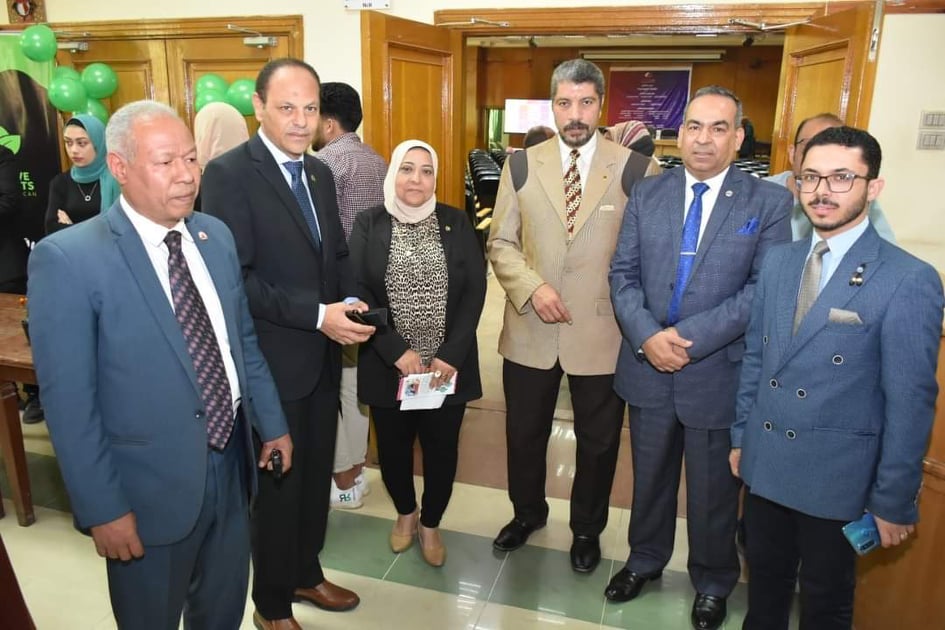 كتب/ ممدوح عكاشة عقد ملتقي رواد المستقبل بمكتبة مصر العامة ببنها وتحت رعاية جمعية حياة للتنمية المستدامة ومجموعة الجسر الدولي وشركة بيكسجرام. يهدف الملتقى إلي توجيه الشباب لريادة المستقبل من خلال امتلاك مهارات ومتطلبات سوق العمل لإنشاء وإدارة مشروع ريادي بشكل علمي وعملي. ألقي الكلمه الإفتتاحية الدكتور سويلم جودة رئيس الملتقى موضحًا الهدف الرئيسي منه وتحدث عن متطلبات سوق العمل وكيف نعد شابًا ونؤهله من أجل البدء في عمل مشروع خاص والابتعاد عن الفكر القديم الوظيفه الميرى فإن مصر حاليا تعيش العصر الذهبى لريادة الاعمال والمشروعات الصغيرة. وقال سويلم تعد محافظة القليوبية اول المحافظات التى قامت بتطبيق وتنفيذ هذا القانون وتقديم الدعم للمشروعات المتوسطة و الصغيرة والمتناهية الصغر ليس فقط الدعم المالى ولكن وضع أصحاب المشروعات على الطريق الصحيح لبدأ المشروع. وقد نوه الدكتور محمد الفيومي رئيس الغرفة التجارية بالقليوبية ونائب بمجلس النواب ف كلمته متحدثا عن ريادة الشباب ومهارات سوق العمل مشيرًا ان مصر دوله كبيرة ومتنوعة الموارد وتضم مختلف القدرات والمهارات ويجب علينا ان نعمل علي إداراتها بشكل جيد وعلى قادة الملتقى التوجيه والارشاد وعليه الدعم لتحقيق الغرض من الملتقى. واشار الدكتور محمد مرسي مدير فرع جهاز تنمية المشروعات بالقليوبية في كلمته الافتتاحية إلي أهمية التنمية البشرية. واكد المستشار أحمد حجاج رئيس النيابة الادارية بالقليوبية علي أهمية النظر والتخطيط للمستقبل. واختتم الدكتور محمد إبراهيم عميد كلية التربية النوعية جامعة بنها الجلسة الإفتتاحية من الملتقي بحديثه الذي أوضح من خلاله معني الريادة وأهمية ريادة الأعمال خاصة للشباب، والتوصيه بإنشاء كلية تسمى ريادة الأعمال لتخريج جيل يستطيع القيام بريادة عمله الخاص. وقد شارك من جمعية حياة للتنمية المستدامة في إدارة الملتقي؛ وائل ممدوح ماجد نائب رئيس الملتقي ، والدكتور محمد صبحي نائب رئيس الملتقي، الدكتور كريم بهي ومحمد الأباصيري مقررا الملتقي . حضر الملتقي نخبه متميزه من رجال وسيدات الإعلام بالإضافة إلي لفيف من القيادات بمحافظة القليوبية. جدير بالذكر ان الملتقي يقام علي مدار يومان الاربعاء والخميس ٣٠ و٣١ مارس ٢٠٢٢. وضم اليوم الأول ثلاث جلسات، بالإضافة إلي تقديم ورش عمل ومعرض الفنون الذي يضم مجموعة منتجات قدمها شباب الخريجين. وتناولت الجلسة الاولى للملتقي دور الجامعات المصرية في دعم ‏‏رواد الأعمال وأهمية هذا الدعم في المجتمعات العربية ومتطلبات رياده الأعمال في المنظومة التعليمية، وتناولت الجلسة الثانية دور الجهات الداعمة في تمويل المشروعات حيث تم الإشارة إلى مبادرة البنك المركزي لتمويل المشروعات، أما بالنسبة للجلسة الثالثة فكانت أمسية شعرية تضم مجموعة من الدواوين الشعرية المتميزة.