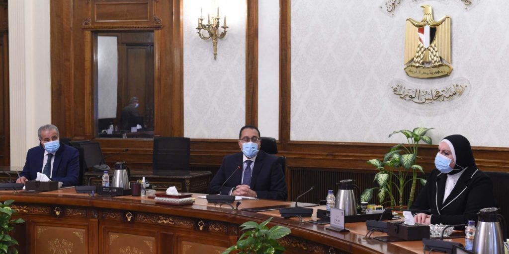 عقد الدكتور مصطفى مدبولي، رئيس مجلس الوزراء، اجتماعاً مع ممثلي الغرف التجارية للاطمئنان على توافر السلع الأساسية، بحضور الدكتور علي المصيلحي، وزير التموين والتجارة الداخلية، ونيفين جامع، وزيرة التجارة والصناعة، واعلاء عز، أمين عام اتحاد الغرف التجارية، والمهندس أيمن حسام، رئيس جهاز حماية المستهلك، وابراهيم السجيني، مساعد وزيرة التجارة والصناعة للشئون الاقتصادية، والمهندس أشرف الجزايري، رئيس غرفة الصناعات الغذائية باتحاد الصناعات. وفي مستهل الاجتماع، أشار رئيس الوزراء إلى تداعيات الأزمة الروسية ـ الأوكرانية، التي نجم عنها اضطراب شديد في الأسواق، وسلاسل التوريد، مؤكداً ان الحكومة تتابع الوضع على الأرض، وتراقب تحركات الأسعار في الأسواق أولاً بأول. وشدد مدبولي على أن هذا التوقيت المهم يفرض التعاون التام ـ بالمستوى الذي تحقق خلال أزمة جائحة كورونا ـ لتخفيف حدة هذه الأزمة الراهنة على المواطن المصري، مثمناً الدور الكبير الذي يقوم به القطاع الخاص، والغرف التجارية بهدف توفير مختلف السلع للمواطنين. من جانبه أشار وزير التموين إلى أن هناك تعاوناً تاماً مع اتحاد الغرف التجارية، وتحديداً غرفة الصناعات الغذائية، حيث يتم التنسيق حالياً بشأن توفير السلع المختلفة للمستهلكين خلال شهر رمضان، إلى جانب تكثيف التنسيق حالياً مع المحافظين، بحيث يتم تجهيز الشوادر الخاصة بالسلع المختلفة، وسيتم عرضها خلال أيام. وأكدت وزيرة التجارة والصناعة أنه سيتم استقبال بيان مفصل من الغرف التجارية بصورة يومية ـ على غرار ما حدث خلال أزمة كورونا ـ يرصد موقف توافر السلع الغذائية في الأسواق وكذا الأسعار، على النحو الذي يحقق للحكومة رؤية واضحة تجاه الوضع لاتخاذ القرار المناسب. وخلال الاجتماع أكد رئيس غرفة الصناعات الغذائية أن التعاون الذي تم في ظل جائحة كورونا كان غير مسبوق، خاصة مع مسئولي مجلس الوزراء، والوزارات المعنية، حيث لم يحدث نقص في أي من السلع بكافة المنافذ التجارية، مشيرأً في هذا الصدد إلى الدور الكبير للجنة إدارة الأزمات في مجلس الوزراء في هذا التوقيت، الذي ساهم في حل أية مشكلة طارئة، وأكد أننا قادرون على تخطي الأزمة الراهنة. وشرح "الجزايري" عدداً من التحديات التي تواجههم، وأهمها زيادة أسعار الخامات المستوردة، وكذا ارتفاع تكاليف الشحن. من جانبه قدم مساعد وزيرة التجارة والصناعة للشئون الاقتصادية شرحاً عن أسباب ارتفاع أسعار السلع في الفترة الأخيرة، وآليات مواجهة هذه الظاهرة، خاصة بالعمل على زيادة المعروض من السلع المختلفة، وكذا زيادة الجهود من جهاز حماية المستهلك، وجهاز حماية المنافسة ومنع الممارسات الاحتكارية. وأشار أمين عام اتحاد الغرف التجارية خلال الاجتماع، إلى أنه في أزمتي 2011 وكورونا، كان هناك تعاون تام بين الحكومة والقطاع الخاص، وهو ما أسهم في تخطي الأزمتين، مشيراً إلى أن هناك تعاوناً تاماً مع الحكومة حالياً بهدف زيادة المعروض بالأسواق المختلفة، ولن يكون هناك أي نقص في السلع، وهناك مبادرة "أهلاً رمضان" التي ستشهد خصومات وعروضاً مميزة. كما أوضح رئيس جهاز حماية المستهلك أن الجهاز به آلية لاستقبال الشكاوى من المواطنين، والتي استقبلت خلال هذه الفترة عدداً من الشكاوى بشأن ارتفاع الأسعار، كما أن لديه آليات للحفاظ على حقوق المستهلك في الحصول على السلع بأسعار عادلة، مشيراً في هذا الصدد إلى أنه من المقرر التنسيق بين وزارة التموين والغرف التجارية، بشأن قائمة السلع وأسعارها العادلة التي تضمن حقوق المنتج والتاجر والمستهلك، وفقاً لآليات السوق. وفي ختام الاجتماع، شدد رئيس الوزراء على استمرار عمل لجنة الأزمات بمجلس الوزراء، لمواجهة أي عوائق خلال هذه المرحلة، والمتابعة الآنية للأسواق، والتنسيق التام بين المسئولين الحكوميين، والقطاع الخاص، بما يسهم في توافر السلع المختلفة، بأسعار مناسبة، في هذه الفترة الدقيقة التي تشهد ارتفاعاً للأسعار في مختلف دول العالم، ومعدلات تضخم عالية.