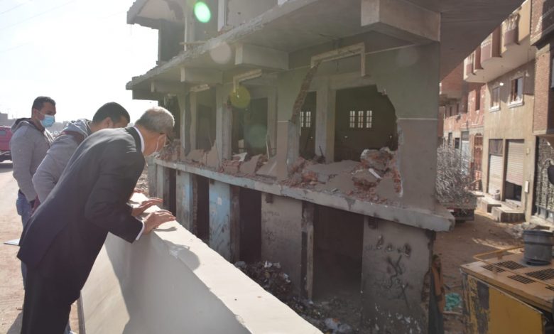 Photo of محافظ القليوبية يقوم بجولة لتفقد أعمال إزالات المباني المتعارضة مع توسعات الطريق الدائري