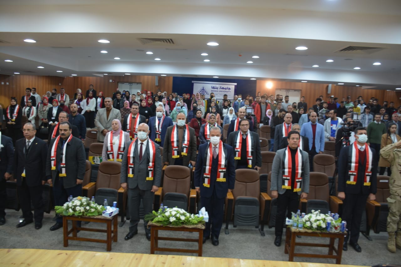 محافظ القليوبية ورئيس جامعة بنها يشهدان احتفالية الجامعة بيوم الشهيد شهد اللواء عبد الحميد الهجان محافظ القليوبية ، والدكتور جمال سوسه رئيس جامعة بنها احتفالات الجامعة بيوم الشهيد والتي نظمتها الادارة العامه لرعاية الطلاب بالتعاون مع اتحاد طلاب الجامعة. جاء ذلك بحضور نواب رئيس الجامعة ، ونائب محافظ القليوبية ، وعمداء الكليات، والمستشار العسكري لمحافظة القليوبية، وأمين عام الجامعة ، ومنسق عام الأنشطة الطلابية بالجامعة ، والأمناء المساعدين ، وحاضر في الندوة الشيخ صفوت ابو السعود وكيل وزارة الأوقاف والعقيد حاتم صابر خبير الإرهاب الدولي وحرب المعلومات. وفى كلمته قال الدكتور جمال سوسه رئيس جامعة بنها أتقدم نيابة عن نفسي وعن زملائي ومنسوبى جامعة بنها برسالة حب وتقدير واعتزاز وفخر لكل شهداء الوطن فى يوم الشهيد فهو الذي ضحى بالغالي والثمين وقدم روحه فداءً للوطن والشعب، ودفاعًا عنهم ضد الظلم والأعداء. وأشار رئيس الجامعة الى إن الاحتفال بيوم الشهيد ما هو إلّا تخليدٌ لبطولاته وتضحياته، فالشهيد حكاية يفتخر بها الجميع، ومنارة يهتدي بها أبناء الوطن ليواصلوا المسير نحو حفظ الوطن. وأضاف أن مرتبة الشهادة هي جزاؤها الجنة، فالشهيد حي يرزق عند ربه، والاحتفاء به في الدنيا ما هو إلّا تكريمٌ بسيط لكلّ ما قدم؛ كي يعلم الجميع أنّ الشهداء لا يموتون أبدًا ، لهذا فإنّ أقلّ ما يمكن أن نفعله لأجل الشهيد هو تعريف الأجيال به كي يظلوا يتذكروه ويأخذوا منه العبرة المفيدة، فله منا كل الحب والتقدير والاحترام. وتابع رئيس الجامعة قائلا " إن من يقدم روحه رخيصة لأجل الوطن يستحق أن تكون له الأفضلية، وأن تكون حياته في القلوب والوجدان والميادين ، فالشهداء هم أيقونة الوطن فى الفداء والشجاعة والإقدام". ووجه الدكتور جمال سوسه تحية لكل شهداء مصر الأبرار من رجال القوات المسلحة والشرطة والمواطنين الأبرياء من أبناء وطننا الغالى، الذين ضحوا بأرواحهم الطاهرة ودمائهم الزكية فداء لمصر وحفاظا على أرضها واستقرار وسلامة شعبها وسطروا بدمائهم تاريخًا مشرفًا لن ينساه الأبناء والأحفاد ، فهنيئًا للشهداء الذين ارتفع قدرهم في الدنيا والآخرة من جانبه قال اللواء عبد الحميد الهجان محافظ القليوبية ان يوم الشهيد هو من أعظم الأيام الي ستظل خالدة في ذاكرة الامة فهو يوم التضحية والفداء فهذه الذكرى عزيزة علي قلوبنا نتذكر فيها تضحيات وبطولات شهداء مصر من أبناء القوات المسلحة والشرطة الذين ضحوا بارواحهم من اجل الوطن وسلامة أراضيه. وأكد الهجان علي ان أبناء وجنود مصر علي مر العصور قد سطروا بدمائهم الذكية أروع قصص الفداء سواء في الحروب ضد جيوش الاحتلال او في مواجهة الإرهاب الغاشم ليحافظوا علي كرامة الوطن و ليرسموا طريق الامل والحياة للأجيال القادمة فلولا تلك التضحيات ما كانت مصر شهدت ما تشهده الان من نهضة في شتى المجالات وما كان شعبها ينعم بالأمن والأمان والاستقرار مما ساهم في أن تنطلق مصر بخطي ثابتة نحو تحقيق التنمية الشاملة وبناء مستقبل افضل لابناءها. واشار محافظ القليوبية الي أن الدماء الذكية التي سالت علي تراب الوطن هي بمثابة السد المنيع الذي حال دون هدم الدولة المصرية وتحقيق أهداف قوى الشر ودعاة التخريب لذلك سنظل حريصين علي إحياء وتخليد ذكراهم فتحية اجلال وتقدير لشهداء مصر الذين ضحوا بارواحهم من اجل رفع راية الوطن عالية. وأوضح الشيخ صفوت ابو السعود وكيل وزارة الأوقاف بالقليوبية الي ان هذة المناسبة يجب علينا ان نفتخر ونعتز بها لانها ذكري من أعظم الذكريات التي تمر علي وطننا فهي ذكرى التضحية والفداء لرجال عرفوا قيمة الوطن والدين موضحا ان هناك تشوهات تعرض لها شباب الوطن من خلال التشكيك في كل ثوابتنا الوطنية والقومية والتي لا تختلف عن ثوابتنا الدينية ، مشيرا الى ان يوم 9 مارس هو يوم مشهود في مصر حيث ضحى فيه الفريق عبد المنعم رياض رئس أركان حرب القوات المسلحة بروحه واستشهد وهو علي جبهة القتال ليكون قدوة للشباب و رمزا للتضحية. وقال حاتم صابر خبير الإرهاب الدولي وحرب المعلومات ان أهل مصر في رباط الي يوم الدين فالمصريين لهم خصائص مميزة عن غيرهم من البشر فهم شعب يؤثر ولا يتأثر كما أنه لا يمكن التنبؤ برد فعله ومن اهم مميزاته هو التوحد عند المخاطر ، مضيفا ان العدو هدفه الأساسي هو ضرب معنويات الشعب المصري من خلال توجيه عملية نفسية للتأثير عليه وتغيير ثقافته العربية والدينية الى ثقافة منحطة فالعدو في الماضي كان ظاهرا أما الان فهو في وسطنا من خلال مواقع التواصل الاجتماعي التي تقوم ببث بعض المنشورات للطعن في مؤسسات الدولة المختلفة وفي نهاية الاحتفال قام محافظ القليوبية يرافقه رئيس الجامعة ونواب رئيس الجامعة ونائب المحافظ بتكريم أسر الشهداء.
