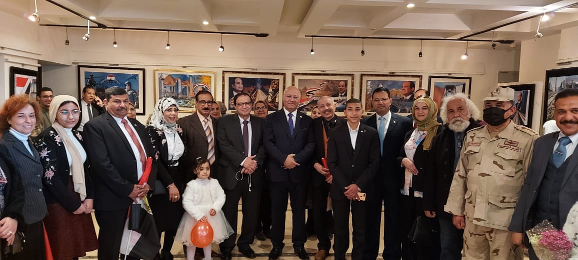 خلال افتتاحه معرض الجمهورية الجديدة فن الانجاز والابداع رئيس جامعة بنها : انشاء مركز ابداع وتأهيل الموهوبين لطلاب الجامعة افتتح الدكتور جمال سوسه رئيس جامعة بنها المعرض الفني " الجمهورية الجديدة فن الإنجاز والإبداع " والذي نظمته كلية التربية النوعية وأقيم بقصر ثقافة بنها. جاء ذلك الدكتور محمد إبراهيم عميد كلية التربية النوعية ، والدكتور سامي غنيمي عميد كلية التجارة ، والدكتور هانى حلمى عميد كلية التربية النوعية جامعة الزقازيق ، والفنان التشكيلى عادل بنيامين ، والأستاذ رأفت سعيد مدير قصر ثقافة بنها ، والأستاذ رفعت نان أمين الجامعة المساعد للشئون الإدارية ، ومندوب عن المستشار العسكرى للمحافظة ، ووكلاء وأساتذة كلية التربية النوعية ببنها. وتفقد رئيس الجامعة معروضات المعرض الذى أقيم تحت إشراف الدكتور معروف أحمد رئيس قسم التربية الفنية ، والدكتورة سيدة صقر أستاذ المنسوجات المساعد بكلية التربية النوعية ، وضم المعرض عدد من اللوحات الفنية التي توضح وترصد عصر انجازات فخامة الرئيس عبدالفتاح الرئيس عبدالفتاح السيسى وبناء الجمهورية الجديدة والعاصمة الإدارية الجديدة بأيدي وسواعد المصريين. وأشاد الدكتور جمال سوسة بالأعمال الفنية المقدمة والتي تعبر عن روح الولاء والانتماء لدى طلاب الجامعة ، والتلاحم ونقل الخبرات بين أعضاء هيئة التدريس بالكلية والطلاب ، مشيرا الى ان الجامعة بصدد انشاء مركز ابداع وتأهيل الموهوبين بهدف تعظيم الاستفادة من طاقات الشباب و إعداد جيل من الشباب فخور ببلاده ومعتز بذاته يقدم كل ما يفيد الوطن
