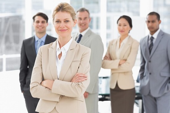 أصبحت المرأة فى السنوات الأخيرة، ترأس الكثير من المناصب القيادية المختلفة، وعلى الرغم من ذلك هناك الكثير من السيدات والفتيات يخشين خوض التجربة والنزول إلى سوق العمل ومواكبت التطور، وعمل مشروع مستقل بها وناجح، لذا يستعرض عليك اليوم السابع بعض النصائح التى تجعلك مديرة وقائدة ناجحة في عملك وصاحبة بيزنس كبير وفقاً لموقع "elitedaily" كما يلي: 1- وضع خطة: عليك وضع الخط، ولا تخشي إذا حدثت بعض الاخفاقات، لأن من وقت لآخر ستفاجأين بأن شيء في الخطة التي تضعيها لنفسك لم يحدث بالطريقة التي توقعتيها، هذا جيد، لا داعي للقلق، ستكون هناك اكتشافات جميلة على الطريق. 2- تعلمي التفاوض: التفاوض يجعلك تفهمين ما لم ترينه في خطتك، بالإضافة إلى أنه يجعلك على تواصل جيد وممتع مع باقي فريق عملك، كما أن التفاوض يساعد بشكل كبير في نجاح المشروع. 3- طلب المساعدة لا يقلل منك: طلب المساعدة والبحث عن الرؤى ذات الخبرة في وقت مبكر في كثير من الأحيان يساعد على النجاح. 4- انتهزي الفرص الناجحة: في كل خطوة اختاري الفرص بناءً على ما تعتقدي أنك ستتعلمي منه أكثر، كما أن لاقتناص الفرص أثر رجعي إيجابي على عملك ككل. 5- تجديد التحديات: عليك تجديد التحديات ونظرتك لمستقبلك بشكل أكثر طموحاً، فالتحديات تمنحك فرص أكبر للتعليم والنمو والازدهار. 6- البحث عن المفضل: ابحثي عن الشيء المفضل لك ولفريقك واجعلي المكافأة التي تأتي بعد خطوات ناجحة جائزة لمن يعمل معك بإخلاص. 7- المدح والشكر: المدح في العمل الناجح يساعد على مزيد من التطور، ولا يأتي المدح بمفرده بل يجب أن يعقبه الشكر والتقدير. 8- لا تخشي الهزيمة: عندما يكون لديك هدف كبير، لا يهم مدى صعوبة أو عدد المرات التي تسقطين فيها، هدفك سيجعلك تقفي على قدميك مرة أخرى وسيستمر محركك في دفعك إلى الأمام حتى تتمكني من تحقيق أشياء عظيمة. 9- القلق هو إهدار للحياة: عليك أن تثقِ بنفسك وتعلمي أنه عندما تأتي اللحظة، ستتخذي إجراءات جيدة، ولا وقت أو جهد لإهدار الوقت او النفقات في شيء غير مجدي.
