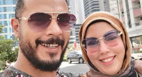 أمر المستشار حماده الصاوي النائب العام بالتحقيق في البلاغ المقدم ضد اليوتيوبر حمدي وزوجته وفاء والمتضمن الادعاء باتهامهما بارتكاب جريمة الاتجار في عملة "البيتكوين" والتداول غير المشروع للنقد ، وارتكاب جرائم ابتزاز الكتروني .. وكلف نيابة الشؤون المالية والتجارية بالتحقيق في الواقعة . ادعى مقدم البلاغ ان المشكو في حقهما دشنا حسابات عبر مواقع التواصل الاجتماعي ، وتخصصت لي التعدي على حقوق الغير ، والترويج للتداول من خلال العملات النقدية المشفرة والالكترونية ، من خلال الدعوة إلى الدخول لحسابات تؤدي تلك المهام ، من خلال قناتهما ، مقابل الحصول على المال .