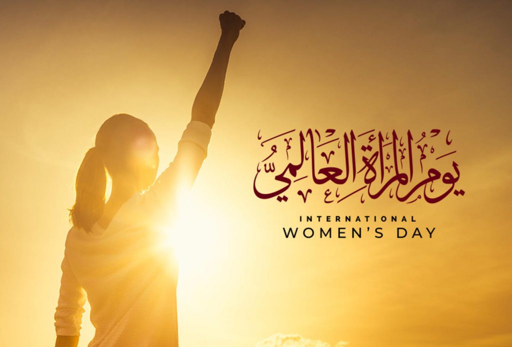 تحتفي نساء العالم بيوم المرأة العالمي في مثل هذا اليوم من كل عام على مدار 166 عاماً، فمنذ عام 1856 وقت تظاهرت آلاف النساء الأميركيات في مدينة نيويورك احتجاجاً على ظروف العمل القاسية وغير العادلة تجاههن، وما تلاها من تظاهرات واحتجاجات انتقلت من مدينة إلى أخرى ومن دولة إلى غيرها على مدار سنوات، تحوّل 8 مارس (آذار) من كل عام إلى احتفالية عالمية بنساء العالم، للاحتفال بما حققته المرأة من مساواة. فاليوم، قرر العالم أن يكون موضوع الاحتفال بنساء العالم هو "المساواة المبنية على النوع الاجتماعي من أجل غد مستدام". كما يتطرق العنوان الأممي الرائع إلى العمل المناخي من قبل النساء ومن أجلهن. وتشير "هيئة الأمم المتحدة للمرأة"  إلى أن العالم أصبح لديه فهم أوضح للصلة الوثيقة بين التغير المناخي والعدالة الاجتماعية، مع إدراك كامل باستحالة تحقيق مستقبل مستدام ومتساو من دون ضمان المساواة البينية. و بمناسبة اليوم العالمي للمرأة، لا يسع نساء مصريات إلا استرجاع مجموعة من الحوادث والأحداث التي تكشف النقاب عما وصلت إليه أوضاعهن على الرغم من محاولات مستمرة من القيادة السياسية لدفعهن إلى الأمام. والدفع بأول قاضية مصرية إلى منصة القضاء الإداري في مصر رمز للاحتفاء المصري الرسمي بنساء مصر، بعد عقود طويلة من المقاومة الذكورية المباشرة حيناً والمموهة أحياناً وراء "مشاعر المرأة التي تحول دون قدرتها على الحكم بعدل منزه عن الأحاسيس" أو "حيض المرأة الذي يجعلها في حالة عصبية تمنعها من الحكم الهادئ" وغيرها. جلست القاضية المصرية رضوى حلمي أحمد على منصة المحكمة الإدارية المصرية للمرة الأولى في تاريخ البلاد في القضاء الإداري، والتي ظل حكراً على الرجال، لا بقوة القانون، لكن بعنفوان العرف وهيمنة ميل مجتمعي جارف تجاه التدين المتشدد منذ سبعينيات القرن الماضي. الاحتفاء الرسمي والنسوي والإعلامي بهذه الخطوة التي طال انتظارها قابلته موجة شجب وتنديد هادرة على أثير منصات التواصل الاجتماعي من قبل مصريين ومصريات اعتبروا تنصيب القاضية "حرباً على الدين" و"تجاهلاً لأحكامه" و"خرقاً للشرع". ووصل الأمر بالبعض إلى التحذير من أن المجتمع المصري سيصبح مجتمعاً ملعوناً طالما يصر المصريون على تولية نساء أمورهم! القاضية تثير أزمة البعض يرى تنصيب القاضية فتحاً مبيناً، والبعض الآخر يعتبره ذنباً عظيماً، تساؤل أحدهم على "تويتر": "ماذا ننتظر من قاعدة جماهيرية تعتبر تعيين امرأة في منصب القضاء حرباً على الله والرسول؟" لم يكن استفسارياً بقدر ما هو استنكارياً. تحمل نورهان نفادي شهادة أزهرية، وتشعر بغضب بالغ منذ جرى تنصيب القاضية المصرية، ويتفاقم غضبها كلما زاد الاحتفاء، وجرى تصنيفه بكونه إنجازاً عظيماً في مناسبة اليوم العالمي للمرأة. تتساءل: "أي مرأة؟ وأي يوم عالمي؟ هل نغضب الله ونعادي الدين حتى نكون أهلاً بالعالم العجيب الذي نعيش فيه؟!". وتضيف: "أوجّه كلامي إلى كل الفرحين بتعيين المرأة قاضية، أود أن أذكركم بأننا درسنا في الفقه أن تولية المرأة لمناصب القضاء لا يجوز، وإن وليت فولايتها باطلة وحكمها لا يؤخذ به في جميع الأحكام". ولم تكتف بذلك، بل غيّمت وجه القاضية (التي ترتدي الحجاب) حتى لا تسهم في تحميل من يطالع تدوينتها ذنوباً! قائمة "الذنوب" في اليوم العالمي للمرأة طويلة. فقبل أيام قليلة من حلول مارس (آذار) الذي بات يسمى شهر المرأة، نظراً إلى كثرة المناسبات التي تحتفي بها، كان المصريون غارقون في هل ضرب الزوجة حلال أم حرام، وهل هي رخصة يستحب استخدامها أم هي من المكروهات؟ فحين خرج رجل دين على شاشة التلفزيون ينصح امرأة لم يعتد زوجها ضربها فقط، بل طعنها بسكين وربطها في رجل السرير، لينصحها بأن تتحمل وتتذكر الأشياء الجيدة التي يقوم بها الزوج، ثارت حالة غضب بين كثيرين ممن فوجئوا برأي الشيخ. وتحوّل الغضب إلى صدمة، حين أعاد البعض طرح ما قاله شيخ الأزهر، أحمد الطيب، قبل ثلاثة أعوام في برنامج تلفزيوني من أن الدواء الأخير الذي وصفه القرآن الكريم لعلاج نشوز الزوجة هو ضربها شرط عدم كسر العظام والإيذاء. المرأة في الإسلام:-  أعطى  الإسلام للمرأة حقوقها بعد أن عانت في الجاهلية (ما قبل الإسلام) من ضياعها والتي من أهمها الحق في الحياة. يتفق علماء الدين المسلمين إلى حد كبير على أنه في بداية الإسلام وتحديدًا في أوائل القرن السادس الميلادي، وسَّع النبي محمد ﷺ حقوق المرأة لتشمل حق الميراث والتملك والزواج والنفقة وحقوقًا أخرى. كما نهى النبي محمد عن الإساءة للنساء وأمر بمعاملتهن بالحسنى والرحمة فقال في حجة الوداع : «استوصوا بالنساء خيرًا، فإنهن عندكم عوان لا يملكن لأنفسهن شيئًا، وإنكم إنما أخذتموهن بأمانة الله واستحللتم فروجهن بكلمات الله، فاعقلوا أيها الناس قولي». وفي صحيح الترمذي يقول النبي محمد ﷺ: (أَكْمَلُ المؤْمِنين إيماناً أحْسَنُهم خُلُقاً، وَخِياركم خيارُكم لِنِسائهم).  ويقول النبي محمد ﷺ أيضا:(اللَّهُمَّ إِنِّي أُحَرِّجُ حَقَّ الضَّعِيفَيْنِ الْيَتِيمِ وَالْمَرْأَةِ) أي عاملوهما برفق وشفقة، ولا تكلفوهما ما لا يطيقانه، ولا تقصِّروا في حقهما الواجب والمندوب. كما أكد الإسلام على المساواة في الحقوق بين الرجل والمرأة منذ أمد بعيد. إذ جاء في سورة الحجرات:  يَا أَيُّهَا النَّاسُ إِنَّا خَلَقْنَاكُمْ مِنْ ذَكَرٍ وَأُنْثَى وَجَعَلْنَاكُمْ شُعُوبًا وَقَبَائِلَ لِتَعَارَفُوا إِنَّ أَكْرَمَكُمْ عِنْدَ اللَّهِ أَتْقَاكُمْ إِنَّ اللَّهَ عَلِيمٌ خَبِيرٌ   وفي هذه الآية يُبين القرآن أن لا فضل للذكر على الأنثى أو العكس إلا بالتقوى والعمل الصالح. يُذكر أن الإعلان التاريخي الذي اعتمدته الجمعية العامة للأمم المتحدة فيما يتعلق بالمرأة وحقوق الإنسان والذي ينص على: (يولد جميع الناس أحرارا ومتساوين في الكرامة والحقوق) قد أٌقر في 10 نوفمبر 1948، مما يعني أن الإسلام قد سبق بذلك العديد من التشريعات العالمية المعاصرة في موضوع المساواة بين الجنسين بما لا يقل عن 1000 عام.