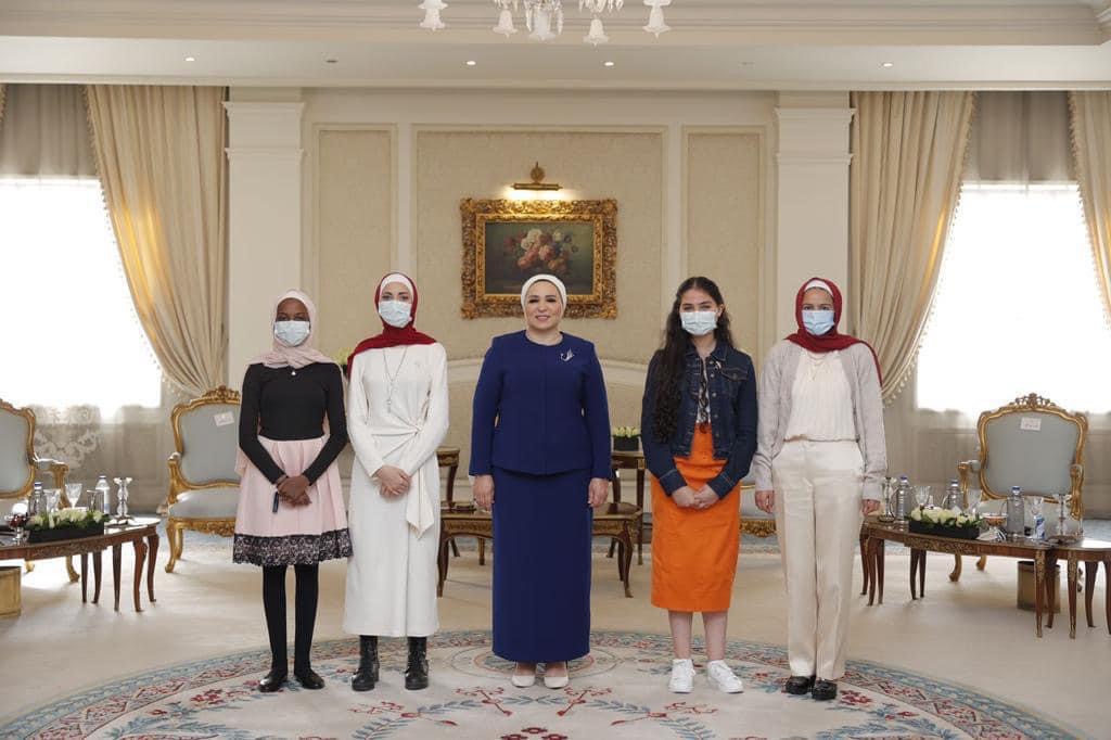 أعربت انتصار السيسي عن ساعدتها بإطلاق مبادرتي "دوى" و "نورة"، لتمكين الفتاة المصرية، وجاء ذلك في إطار المشروع القومي لتنمية الأسرة المصرية، كما يشمل قرى المبادرة الرئاسية "حياة كريمة". وأضافت " أن فتيات مصر هن رائدات المستقبل وصانعات القادة، ومن ثم فإن الاستثمار فيهن استثمار في بناء المستقبل، وقد أثبتن دائما أنهن علي قدر الثقة والتحدي". كما أكدت حرم الرئيس السيسي عن دعمها الدائم لكل الفتيات المصرية من أجل الحصول علي جميع حقوقهن وتنمية مهاراتهن، كخطوة أساسية لتحقيق النهضة المنشودة.