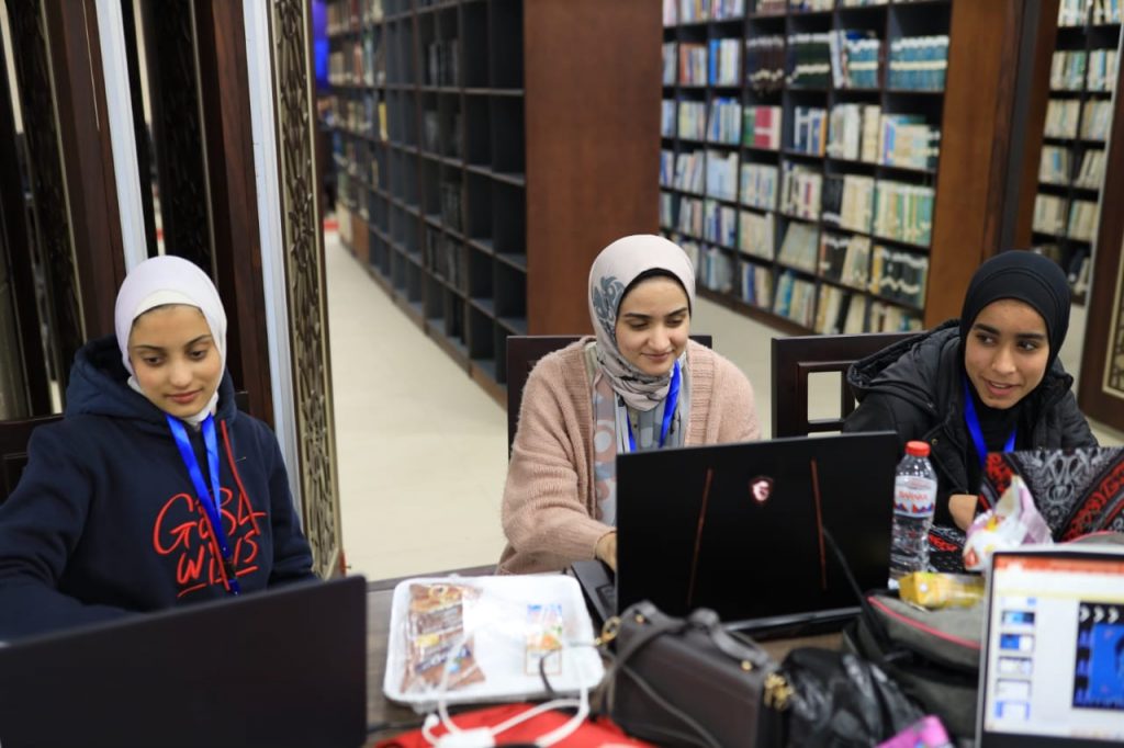 تواصلت فعاليات هاكاثون المدن الذكية، الذي تنظمه جامعة بنها، لليوم الثانى على التوالى بمشاركة 40 فريقاً طلابياً، يمثلون 25 جامعة حكومية وخاصة وأهلية. وتستمر الفعاليات حتى غدا السبت 26 مارس الجاري، برعاية الدكتور خالد عبد الغفار، وزير التعليم العالي والبحث العلمي، والدكتور جمال سوسه رئيس جامعة بنها ، وبالتعاون مع شركة أمازون ويب سيرفيسز. ويتنافس الطلاب فيما بينهم في العمل على تنفيذ الأفكار والحلول البرامجية المبتكرة، في مجالات ومسارات التنافس المحددة، ضمن فعاليات الهاكاثون، وهي المباني الذكية، والمرافق الذكية، والحدائق الذكية، والنقل والمرور الذكي، والمستشفيات الذكية، والتدوير الذكي، والمراقبة الذكية، والطاقة الذكية، والإدارة الذكية، والمدارس والجامعات الذكية. وتحصل الفرق الفائزة في مسابقة الهاكاثون على جوائز مالية بإجمالي 100 ألف جنيه مصري، مقدمة من جامعة بنها بالإضافة إلى جوائز قيمة مقدمة من شركة أمازون ويب سيرفيسز، كما سيحظى الفائزون بفرصة كبيرة لتسويق ابتكاراتهم للجامعات الأهلية المصرية الجديدة.