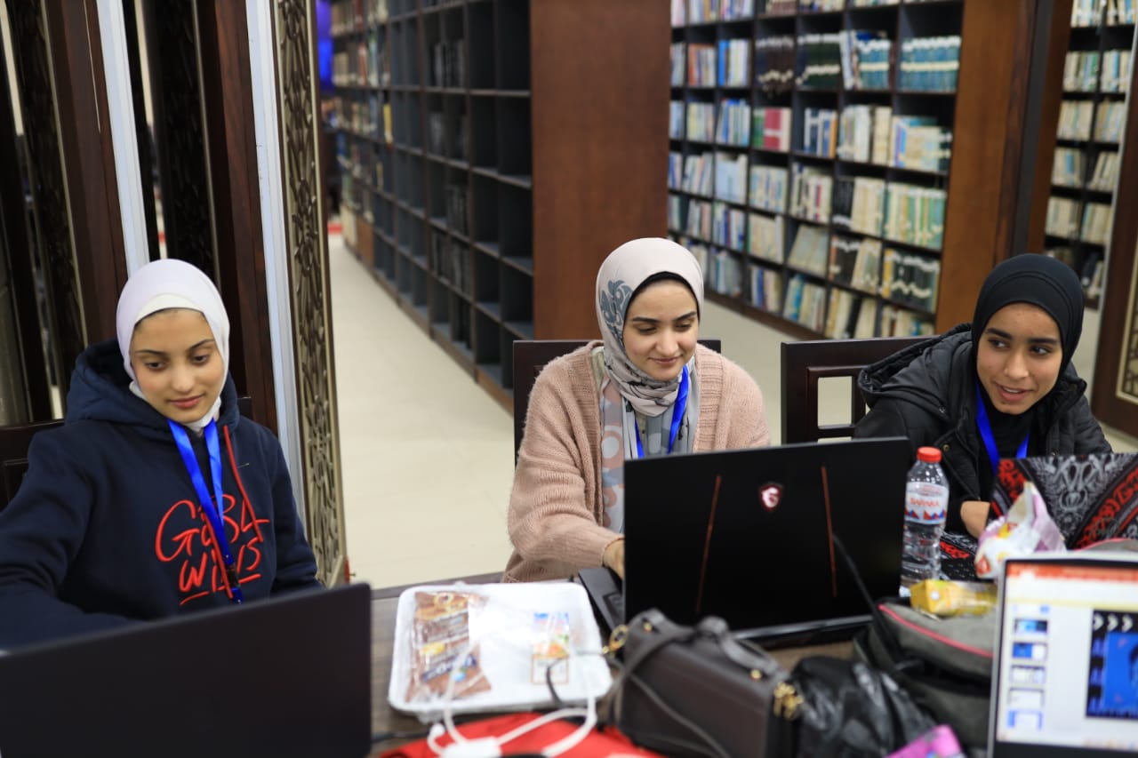 تواصلت فعاليات هاكاثون المدن الذكية، الذي تنظمه جامعة بنها، لليوم الثانى على التوالى بمشاركة 40 فريقاً طلابياً، يمثلون 25 جامعة حكومية وخاصة وأهلية. وتستمر الفعاليات حتى غدا السبت 26 مارس الجاري، برعاية الدكتور خالد عبد الغفار، وزير التعليم العالي والبحث العلمي، والدكتور جمال سوسه رئيس جامعة بنها ، وبالتعاون مع شركة أمازون ويب سيرفيسز. ويتنافس الطلاب فيما بينهم في العمل على تنفيذ الأفكار والحلول البرامجية المبتكرة، في مجالات ومسارات التنافس المحددة، ضمن فعاليات الهاكاثون، وهي المباني الذكية، والمرافق الذكية، والحدائق الذكية، والنقل والمرور الذكي، والمستشفيات الذكية، والتدوير الذكي، والمراقبة الذكية، والطاقة الذكية، والإدارة الذكية، والمدارس والجامعات الذكية. وتحصل الفرق الفائزة في مسابقة الهاكاثون على جوائز مالية بإجمالي 100 ألف جنيه مصري، مقدمة من جامعة بنها بالإضافة إلى جوائز قيمة مقدمة من شركة أمازون ويب سيرفيسز، كما سيحظى الفائزون بفرصة كبيرة لتسويق ابتكاراتهم للجامعات الأهلية المصرية الجديدة.