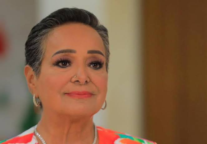 عضو مجلس الشيوخ ناعيا أنيسة حسونة.. "بصمات دامغة لا تنسى في مجال العمل الإنساني والخيري" كتبت: أية محسن نعى الدكتور خالد قنديل عضو مجلس الشيوخ النائبة أنيسه حسونة عضو مجلس النواب، الذي رحلت عن عالمنا صباح اليوم، في رسالة مؤثرة لها عبر صفحته الرسمية " الفيسبوك". وقال قنديل في نعيه للراحلة " لقد تركت الراحلة التي لم اتعرف عليها بشكل شخصي، بصمات دامغه لا تنسى في مجال العمل الإنساني والخيري". وأضاف أنها سوف تظل شاهدا يخلد اسمها، حيث شاركت الراحلة أنيسة حسونة في تأسيس مستشفي الناس؛ لتقديم خدمة مجانية للمرضي من الأطفال. كما كانت مديرا تنفيذيا سابقا لمؤسسة مجدي يعقوب، كما شغلت العديد من المناصب وملأت حياتنا بوجودها الفارق، إلي أن فارقتنا صباح اليوم بعد صراع مع المرض. كما أنهي حديثه مؤكدا علي حب ودعاء الجميع لها، وداعيا لها أن يتغمدها الله بواسع رحمته ويسكنها فسيح جناته .