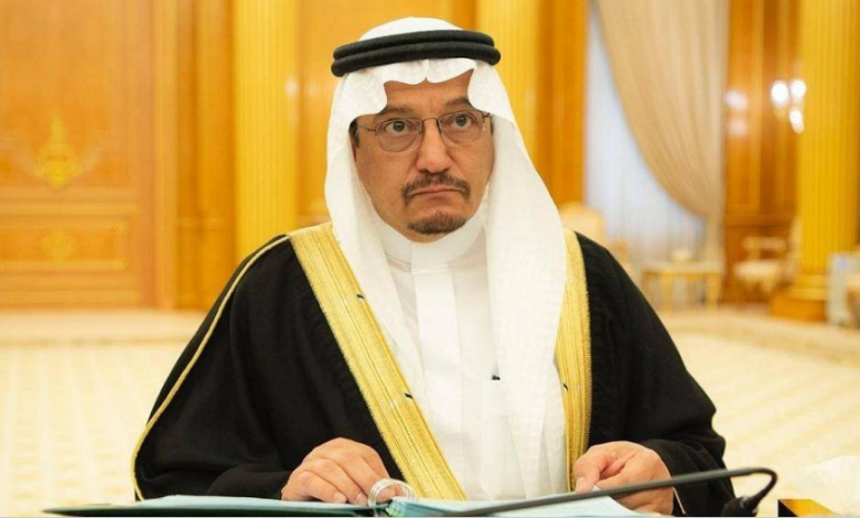 ثمن وزير التعليم السعودي الدكتور حمد بن محمد آل الشيخ، التعاون الكبير بين المملكة العربية السعودية ومصر في مجالات التعليم المختلفة، لتطوير منظومة التعليم وتبادل الخبرات والزيارات العلمية الداعمة للاستثمار في القدرات البشرية. وقال ال الشيخ : "إن التطلعات المستقبلية للتعليم في البلدين تأتي ضمن الأولويات والاهتمامات المشتركة التي تعزّز مجالات التعاون العلمي والأكاديمي، وتؤسس لمرحلة جديدة من الدراسات والبحوث المشتركة، بما يتماشى مع رحلة التعليم العالمية التي نحن جزء منها في الأداء والممارسات، وكذلك في الأهداف". وأشار ال الشيخ إلى أن العلاقات السعودية-المصرية في المجال التعليمي تُعدّ متقدمة، وحقّقت أثراً واضحاً في مختلف المستويات بدءاً من الاتفاقيات القائمة في المجالات البحثية والتقنية، وكذلك المشاريع المستقبلية للتوأمة بين عدد من الجامعات العريقة في البلدين، وتشكيل فرق عمل مشتركة لإعداد إطار عام لمجالات التعاون المستقبلية ذات الاهتمام المشترك. وأضاف الوزير آل الشيخ أن التعاون بين المملكة وجمهورية مصر العربية شهد اهتماماً رفيع المستوى، حيث صدر الأمر السامي الكريم عام 1440 بالموافقة على إنشاء كرسي للدراسات الإسلامية بجامعة القاهرة، يحمل اسم خادم الحرمين الشريفين الملك سلمان بن عبد العزيز، كما صدر الأمر السامي الكريم بإنشاء جامعة الملك سلمان الدولية بمحافظة سيناء، وهو ما يؤكد عمق العلاقات الثنائية بين البلدين وانعكاساتها على مستقبل المواطن السعودي والمواطن المصري؛ بما توفره من فرص، وبما تتيحه من إمكانات وخبرات. وأفاد وزير التعليم السعودي أن طلبة المملكة الدارسين في مصر، كانوا وما يزالون سفراء ناجحين بإسهاماتهم ومشاركاتهم التطوعية في المعارض والمؤتمرات، والتعريف بالجوانب العلمية والثقافية والنهضة الشاملة التي تعيشها المملكة، حيث يصل أعداد الطلبة السعوديين الدارسين في الجامعات المصرية إلى 2250 طالباً وطالبة في مرحلة البكالوريوس والدراسات العليا والزمالة والدبلوم، وما يزيد على 2355 طالباً وطالبة في مدارس التعليم العام المصرية، وتقدم المملكة سنوياً 594 منحة دراسية للطلبة المصريين للدراسة في الجامعات الحكومية كافة. وتطلع ال الشيخ إلى مزيد من التنسيق والتعاون بين المؤسسات التعليمية والجامعات في البلدين الشقيقين.