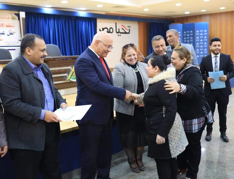 قام الدكتور جمال سوسة رئيس جامعة بنها، اليوم الثلاثاء، بتكريم عدداً من أمهات الطلاب ذوي الهمم تقديرا لدورهم في تربية أبنائهم. كان ذلك خلال حضوره حفل عيد الأم لتكريم أمهات الطلاب ذوي الهمم، وتم تنظيم الحفل من قِبل الإدارة العامة لرعاية الشباب بالتعاون، مع الاتحاد العام للطلاب. وبحضور الدكتور تامر سمير نائب رئيس الجامعة لشئون التعليم والطلاب، والدكتور وليد طلعت القائم بعمل عميد كلية العلاج الطبيعي، والدكتور خالد عيسوي منسق عام الأنشطة الطلابية، وشيرين شوقي أمين عام الجامعة، والدكتور مصبح الكحيلي مدير عام رعاية الشباب، وطلاب وأمهات ذوى الهمم بالجامعة.