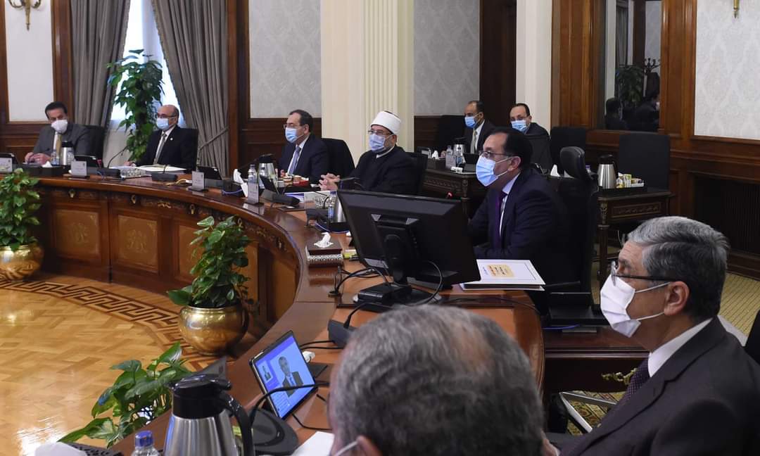 ترأس الدكتور مصطفى مدبولي، رئيس مجلس الوزراء، اليوم، الاجتماع الاسبوعى للمجلس، حيث يتم مناقشة واستعراض عدد من ملفات العمل المهمة. وأوضح مدبولي، خلال الإجتماع أنه فى ظل الأوضاع العالمية الحالية وما نشهده من تغيرات اقتصادية متلاحقة، فقد تم التنسيق مع وزير المالية، للعمل على إعادة هيكلة الموازنة العامة للدولة للعام المالى المقبل، وذلك بما يتسق مع مستجدات الأزمة، ووضع حلول وتوقعات للتعامل مع السيناريوهات الأكثر تشاؤماً، للتخفيف من حدتها، مؤكداً أن الأولوية ستكون لتوفير برامج للحماية الاجتماعية، والتى تستهدف الفئات الأولى بالرعاية، إلى جانب اتخاذ ما يلزم لتحقيق الانضباط المالى الكامل فى الانفاق، بل والتقشف فى عدد من الأمور، مع ترتيب الأولويات، حتى تتضح الصورة فى الفترة المقبلة، وتمر هذه الأزمة، مشدداً فى هذا الصدد على ضرورة أن يقوم كل وزير بمراجعة أوجه الإنفاق فى وزارته فى الفترة المقبلة بنفسه. كماطالب  بمد فترة معارض بيع السلع المختلفة المقامة بمناسبة قرب حلول شهر رمضان المعظم، لفترة أطول، دعماً للشرائح المختلفة وحصولهم على كافة متطلباتهم من السلع بالأسعار المناسبة، مع عرض تصور متكامل بهذا الشأن الأسبوع المقبل. ونوه الدكتور مصطفى مدبولي إلى اجتماع لجنة مواجهة تأثير الأزمة العالمية على السلع الاستراتيجية، والذى عُقد بالأمس، مجدداً التأكيد أن أولوياتنا الأولى حالياً هى متابعة توافر السلع الأساسية والمنتجات الغذائية فى الأسواق، وانتظام عمل المصانع المنتجة لتلك المواد الغذائية، واستمرار الجهود المتعلقة بضبط الأسعار والأسواق، بما يضمن عدم السماح بوجود أى ممارسات سلبية، كإخفاء السلع أو احتكارها، والتعامل مع هذه الممارسات بكل حزم وحسم