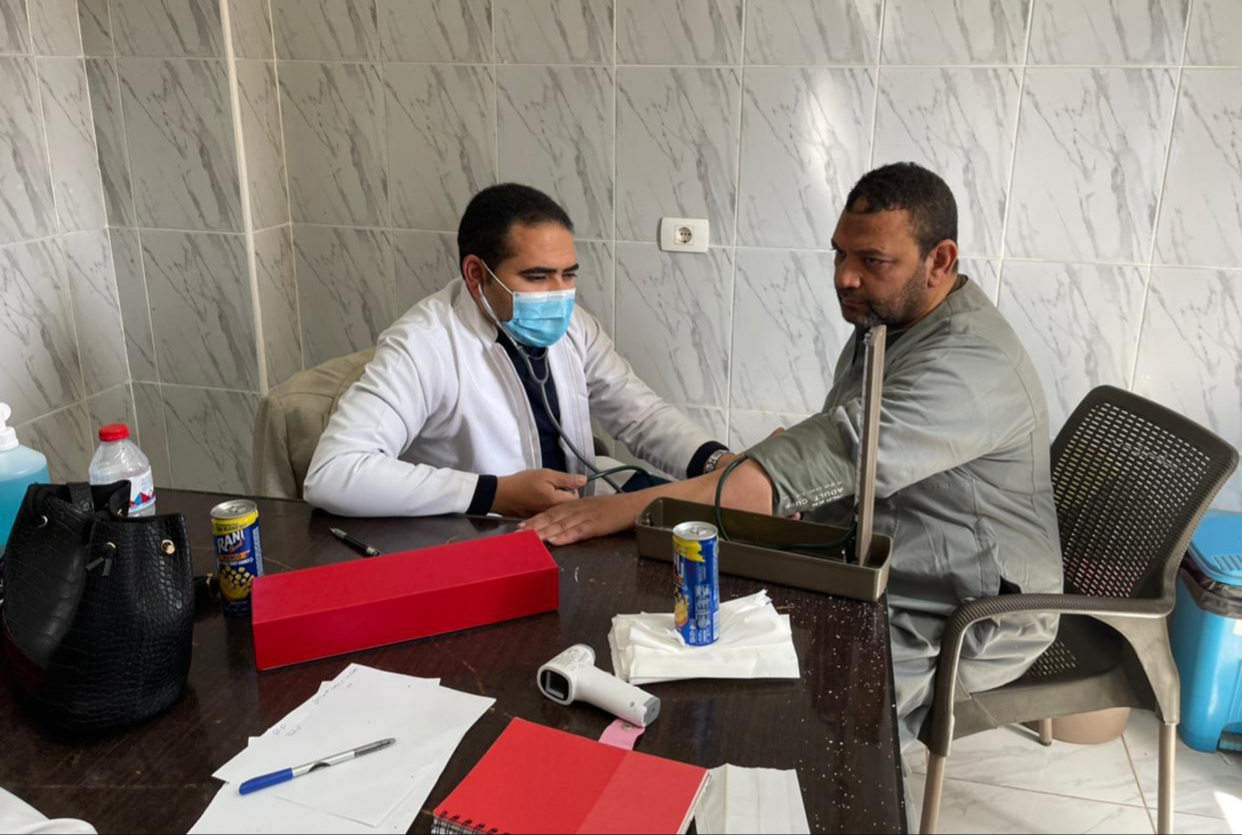 نظمت كلية العلاج الطبيعي جامعة بنها ، قافلة طبية بقرية ميت حلفا بقليوب ، وذلك في إطار مبادرة "حياة كريمة"، والتي أطلقها الرئيس عبد الفتاح السيسي رئيس الجمهورية لتطوير القرى المصرية. وجاءت القوافل برعاية الدكتور جمال سوسة رئيس جامعة بنها ، والدكتور محمود مغربي المشرف على قطاع خدمة المجتمع وتنمية البيئة. وقال الدكتور وليد طلعت القائم بأعمال عميد الكلية ، إن القافلة تضمنت تخصصات علاج طبيعي للأعصاب، والعلاج الطبيعي للعظام ، والعلاج الطبيعي للأطفال، وذلك بالتنسيق مع رانيا معتز أمين الجامعة المساعد لشئون خدمة المجتمع وتنمية البيئة. وأشار "طلعت" إلى أن القافلة شارك فيها عدد من أعضاء هيئة التدريس بالكلية فى مختلف الأقسام الطبية ، وقد تم توقيع الكشف الطبي وصرف العلاج بالمجان لعدد 90 حالة مرضية من أهالى القرية.