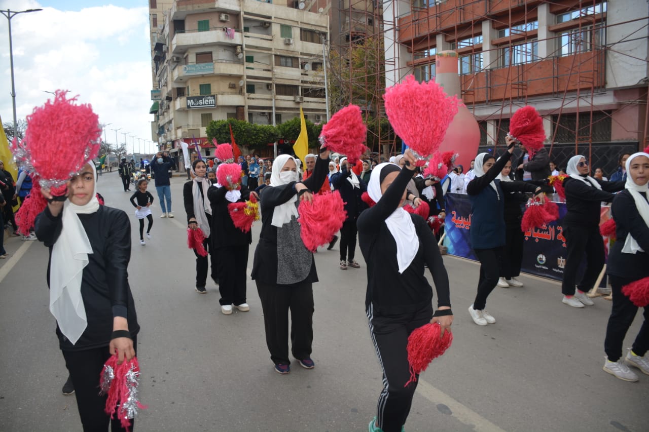 محافظ القليوبية يشهد احتفالية الشباب والرياضة باليوم العالمى للمرأة ******************* شهد عبد الحميد الهجان محافظ القليوبية صباح اليوم الجمعة مارثون المشي احتفالا باليوم العالمى للمراة والذى تنظمة مديرية الشباب والرياضة بالقليوبية بالتنسيق مع الادارة المركزية للتنمية الرياضية بوزارة الشباب والرياضة وقد اطلق الدكتور أشرف صبحي وزير الشباب والرياضة اشارة البدء للمارثون عبر الفيديو كونفرانس والذى انطلق من امام ديوان عام المحافظة حتى حديقة صقلية بمنطقة الفلل بمدينة بنها بمشاركة أكثر من 500 امرأة وفتاة مصرية من أبناء مراكز الشباب والهيئات الشبابية على مستوى المحافظة وقد تضمنت الاحتفالية تقديم عرض كاراتية لمجموعة من الفتيات بالاضافة الى عرض نادى المرأة واكد الهجان أن الماراثون يعد أحد صور نشر الثقافة الرياضية للجميع ، وتقديراً لدور المرأة فى المجتمع والمشاركة فى تقديم اجيال قادرة على تحمل المسئولية ، ومكانتها فى كافة المجالات والاحتفال بها عالميا من خلال" اليوم العالمى للمرأة " واشار الدكتور محمود الصبروط وكيل وزارة الشباب والرياضة ان هذا الماراثون ياتى فى سياق الاحتفال باليوم العالمي للمراة ”، للتوعية بأهمية رياضة المشي في تحسين الصحة العامة للمواطنين. جاء المارثون بحضور كل من الدكتور/محمود الصبروط وكيل وزارة الشباب والرياضه والاستاذ وليد فرماوي وكيل المديريه للرياضه والاستاذ محمد عبدالمومن وكيل المديريه للشباب والاستاذ احمد عبدالعال مندوب وزارة الشباب