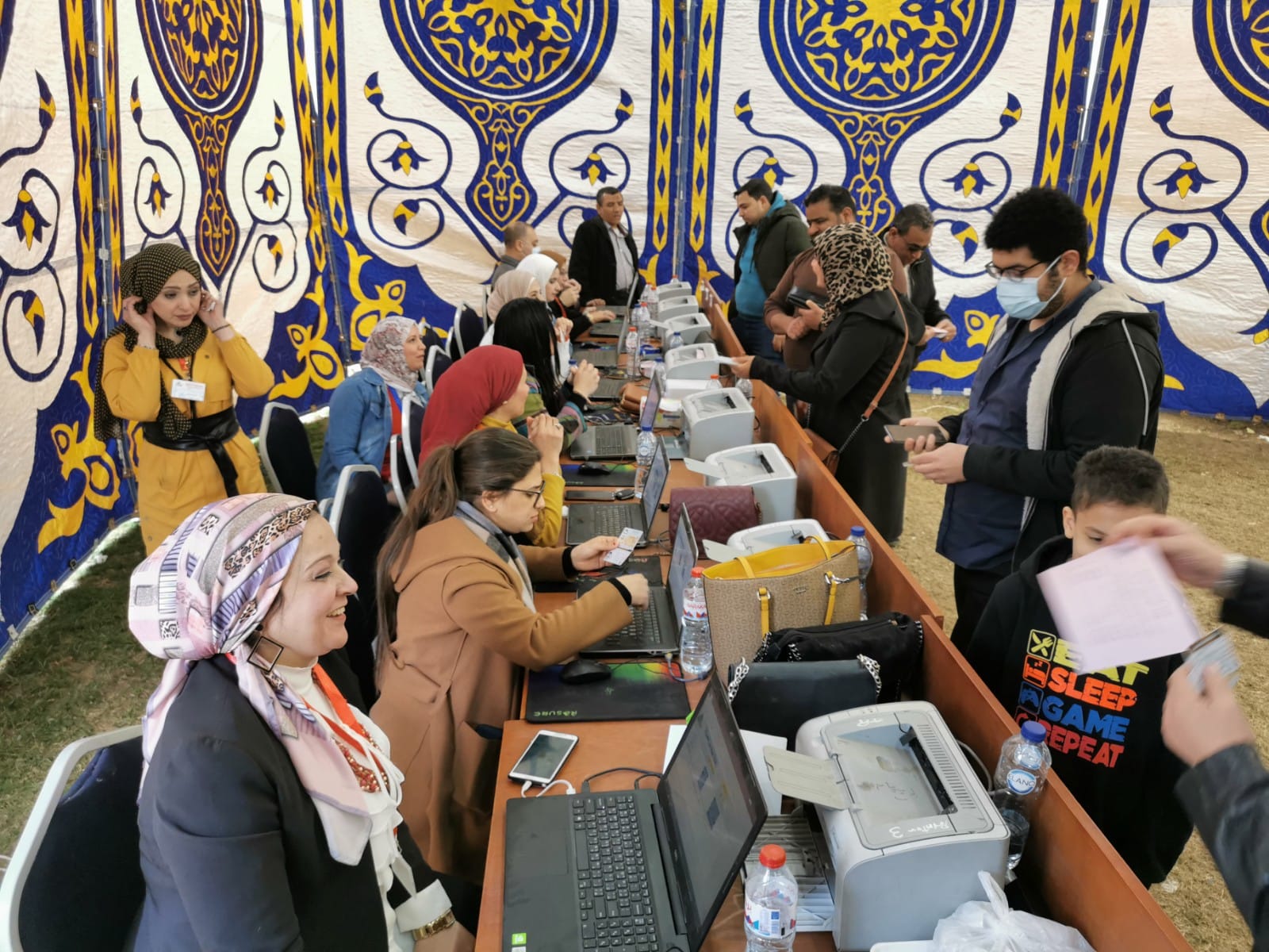 شهدت نقابة المهندسين بالقليوبية اليوم الجمعة إقبالًا متوسطًا على مقار اللجان الانتخابية بمقر النقابة الفرعية ببنها والتي بدأت منذ العاشرة صباحًا وتستمر حتى الساعة السابعة مساءًا وذلك للاعادة على منصب النقيب العام بين المهندس هانى ضاحى والمهندس طارق النبراوى ، وأشار المهندس / مينا نظمى رئيس لجنة الانتخابات بالقليوبية على ان من لهم حق التصويت بالقليوبية 33400 مهندس كما اكد المهندس مينا نظمى انه تم توفير كل سبل الراحة داخل اللجان الانتخابية للتسهيل على الناخبين فى سرعة الإدلاء بأصواتهم كما قام المهندس مصطفي مجاهد نقيب المهندسين بالقليوبية بالادلاء بصوته صباح اليوم مع إقبال واضح من مهندسين شركة مياه القليوبية