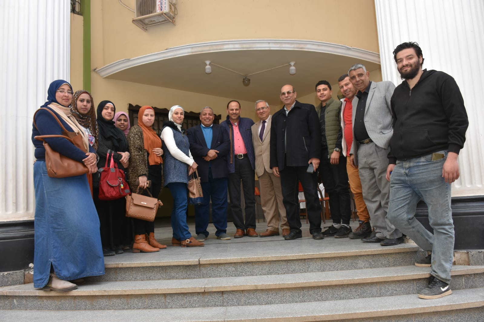 شهدت نقابة المهندسين بالقليوبية اليوم الجمعة إقبالًا متوسطًا على مقار اللجان الانتخابية بمقر النقابة الفرعية ببنها والتي بدأت منذ العاشرة صباحًا وتستمر حتى الساعة السابعة مساءًا وذلك للاعادة على منصب النقيب العام بين المهندس هانى ضاحى والمهندس طارق النبراوى ، وأشار المهندس / مينا نظمى رئيس لجنة الانتخابات بالقليوبية على ان من لهم حق التصويت بالقليوبية 33400 مهندس كما اكد المهندس مينا نظمى انه تم توفير كل سبل الراحة داخل اللجان الانتخابية للتسهيل على الناخبين فى سرعة الإدلاء بأصواتهم كما قام المهندس مصطفي مجاهد نقيب المهندسين بالقليوبية بالادلاء بصوته صباح اليوم مع إقبال واضح من مهندسين شركة مياه القليوبية