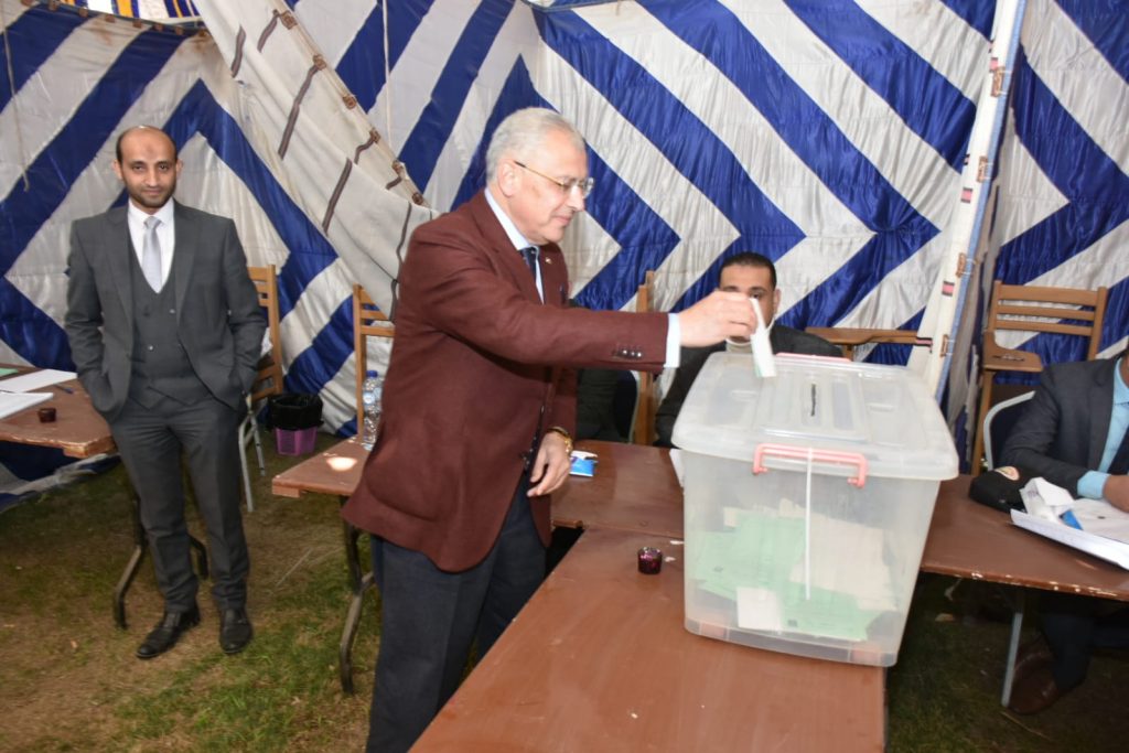 شهدت نقابة المهندسين بالقليوبية اليوم الجمعة إقبالًا متوسطًا على مقار اللجان الانتخابية بمقر النقابة الفرعية ببنها والتي بدأت منذ العاشرة صباحًا وتستمر حتى الساعة السابعة مساءًا وذلك للاعادة على منصب النقيب العام بين المهندس هانى ضاحى والمهندس طارق النبراوى ، وأشار المهندس / مينا نظمى رئيس لجنة الانتخابات بالقليوبية على ان من لهم حق التصويت بالقليوبية 33400 مهندس كما اكد المهندس مينا نظمى انه تم توفير كل سبل الراحة داخل اللجان الانتخابية للتسهيل على الناخبين فى سرعة الإدلاء بأصواتهم كما قام المهندس مصطفي مجاهد نقيب المهندسين بالقليوبية بالادلاء بصوته صباح اليوم مع إقبال واضح من مهندسين شركة مياه القليوبية