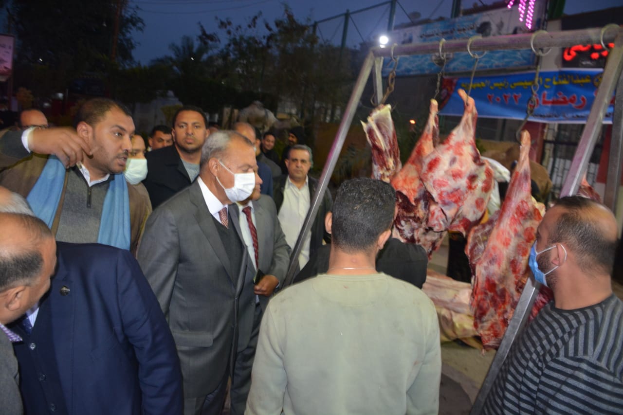 أكد عبد الحميد الهجان محافظ القليوبية، على استمرار جهود المحافظة، في محاربة غلاء الأسعار من خلال التوسع في فتح منافذ ومعارض بيع السلع المدعمة بمختلف مدن ومراكز المحافظة. وأشار الهجان الى تفعيل ادارات المتابعة والتفتيش بالمحافظة وأجهزتها وادرات التموين للمرور علي منافذ بيع السلع الغذائية والسلاسل التجارية للتأكيد علي التزام التجار بالبيع بالأسعار المقررة ومنع ظاهرة إحتكار السلع والتأكد من مطابقتها للمواصفات القياسية. جاء ذلك خلال إفتتاح المحافظ 5 معارض أهلا رمضان بمدن شبرا الخيمة وقليوب والقناطر الخيرية وطوخ وبنها بهدف دعم المواطنين ومحاربه ظاهرة غلاء الأسعار وجشع التجار وذلك إستعدادا لإستقبال شهر رمضان الفضيل وتأتي هذه المعارض ضمن توجيهات الرئيس عبد الفتاح السيسي رئيس الجمهورية بتخفيف العبء عن كاهل المواطنين وخاصة في ظل الظروف الاقتصادية الصعبة التي يمر بها العالم. وقال الهجان؛ إن المعرض يوفر السلع الغذائية اللازمة للمواطنين بجودة عالية وأسعار مدعمة طوال مدة الشهر الكريم وذلك بمشاركة كبرى شركات ومصانع الأغذية بالمحافظة، مشيدا بتنوع المنتجات المعروضة بين البلح، الياميش، وزيت الطعام ، والأرز، والمكرونة، والصلصة، الحبوب، التوابل، البقوليات، اللحوم، الدواجن، الأسماك، الخضروات والفواكه وغيرها من المنتجات التي تغطي احتياجات الأسرة الغذائية على مدار الشهر الفضيل. وخلال تفقده لأركان المعرض أجرى الهجان حوارا مع المواطنين المتواجدين بالمعرض للتأكد من مدى رضائهم عن السلع المعروضة وأسعارها ومدى أهمية مثل هذه المعارض في تلبية احتياجات الأسرة المصرية على مدار الشهر الفضيل وخاصة في ظل غلاء الأسعار التي تشهدها البلاد. ومن جانبهم أبدى المواطنين رضاهم عن وجود منفذ مدعم بأسعار أقل من السوق مطالبين باستمرار مثل هذه المعارض والمراقبة المستمرة عليها لمواجهة جشع التجار. وأكد المحافظ أنه جاري التنسيق لافتتاح معارض في باقي المحافظة لتغطية جميع مدن المحافظة وذلك في اطار خطة المحافظة لدعم المواطنين وتوفير السلع الغذائية في منافذ قريبه من محل سكنهم بأسعار مخفضة،موجها بحسن استقبال المواطنين والتعامل معهم وتلبية احتياجاتهم ومطالبهم من السلع، وجاء الافتتاح بحضور السادة اعضاء مجلس النواب ورئيس الغرفة التجارية والقيادات التنفيذية بالمحافظة.