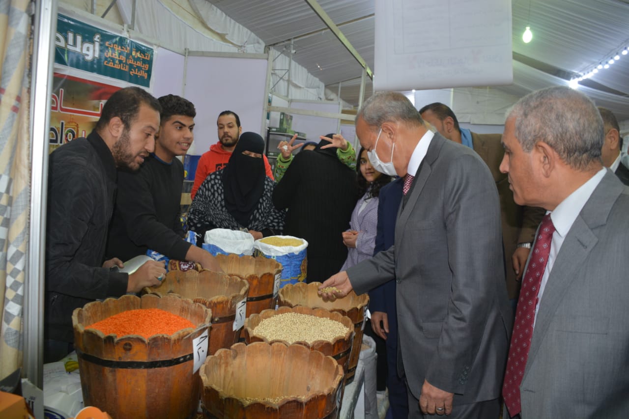 أكد عبد الحميد الهجان محافظ القليوبية، على استمرار جهود المحافظة، في محاربة غلاء الأسعار من خلال التوسع في فتح منافذ ومعارض بيع السلع المدعمة بمختلف مدن ومراكز المحافظة. وأشار الهجان الى تفعيل ادارات المتابعة والتفتيش بالمحافظة وأجهزتها وادرات التموين للمرور علي منافذ بيع السلع الغذائية والسلاسل التجارية للتأكيد علي التزام التجار بالبيع بالأسعار المقررة ومنع ظاهرة إحتكار السلع والتأكد من مطابقتها للمواصفات القياسية. جاء ذلك خلال إفتتاح المحافظ 5 معارض أهلا رمضان بمدن شبرا الخيمة وقليوب والقناطر الخيرية وطوخ وبنها بهدف دعم المواطنين ومحاربه ظاهرة غلاء الأسعار وجشع التجار وذلك إستعدادا لإستقبال شهر رمضان الفضيل وتأتي هذه المعارض ضمن توجيهات الرئيس عبد الفتاح السيسي رئيس الجمهورية بتخفيف العبء عن كاهل المواطنين وخاصة في ظل الظروف الاقتصادية الصعبة التي يمر بها العالم. وقال الهجان؛ إن المعرض يوفر السلع الغذائية اللازمة للمواطنين بجودة عالية وأسعار مدعمة طوال مدة الشهر الكريم وذلك بمشاركة كبرى شركات ومصانع الأغذية بالمحافظة، مشيدا بتنوع المنتجات المعروضة بين البلح، الياميش، وزيت الطعام ، والأرز، والمكرونة، والصلصة، الحبوب، التوابل، البقوليات، اللحوم، الدواجن، الأسماك، الخضروات والفواكه وغيرها من المنتجات التي تغطي احتياجات الأسرة الغذائية على مدار الشهر الفضيل. وخلال تفقده لأركان المعرض أجرى الهجان حوارا مع المواطنين المتواجدين بالمعرض للتأكد من مدى رضائهم عن السلع المعروضة وأسعارها ومدى أهمية مثل هذه المعارض في تلبية احتياجات الأسرة المصرية على مدار الشهر الفضيل وخاصة في ظل غلاء الأسعار التي تشهدها البلاد. ومن جانبهم أبدى المواطنين رضاهم عن وجود منفذ مدعم بأسعار أقل من السوق مطالبين باستمرار مثل هذه المعارض والمراقبة المستمرة عليها لمواجهة جشع التجار. وأكد المحافظ أنه جاري التنسيق لافتتاح معارض في باقي المحافظة لتغطية جميع مدن المحافظة وذلك في اطار خطة المحافظة لدعم المواطنين وتوفير السلع الغذائية في منافذ قريبه من محل سكنهم بأسعار مخفضة،موجها بحسن استقبال المواطنين والتعامل معهم وتلبية احتياجاتهم ومطالبهم من السلع، وجاء الافتتاح بحضور السادة اعضاء مجلس النواب ورئيس الغرفة التجارية والقيادات التنفيذية بالمحافظة.