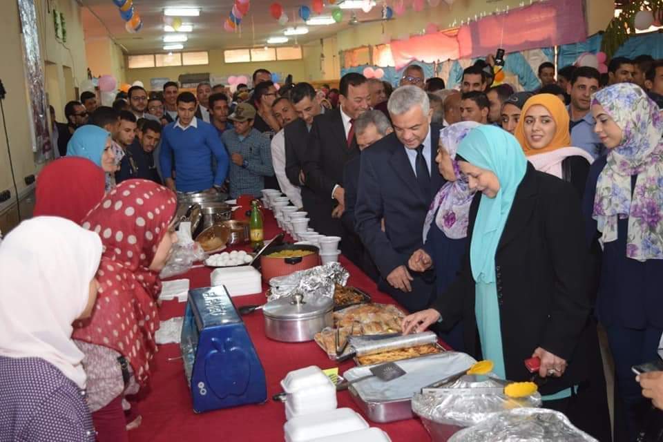 يُعقد الحدث الخيري" الفوود فير Food fair" الأهم بين طلاب جامعة المنوفية وبالأخص طلاب كلية العلوم تحت قيادة ا.د "هانم صقر" التي دائما تبدع في العطاء دون مقابل و زرعت متعة العطاء في قلوب الكثير من الطلاب و التي منها كانت البداية لجمعية عطاء بلا حدود الخيرية لخدمة المرضى المشهرة برقم ١٥٨٧. ويعد هذا المعرض الخيري تحت رعاية جمعية عطاء بلا حدود وعائد المعرض يكون لصالح المرضى،وخاصة مرضى الأورام. ويتم تنفيذه في إحدى الكليات بالجامعة و يذكر أن هذه النسخة سيتم تتنفيذه ولأول مرة بكلية التربية يوم الأحد القادم ٢٧ مارس ٢٠٢٢. ويتم تنظيمه كالتالي مجموعة من المتطوعين تقوم بعمل المأكولات الشهية بأشكالها المختلفه كالوجبات الجاهزه و الحلويات و غيرها ويتم الإشراف على كل الأطعمة عن طريق لجنة متخصصة لضمان سلامة المعروضات. بالإضافة إلى مجموعة تقوم بالتنظيم و هم مجموعة من المتطوعين من أعضاء الجمعية ومن طلاب كلية العلوم يشاركوا فى تنظيم المعرض الذي من خلاله بيتم عرض الوجبات بطريقة مميزة و مبهجة ويتم بيع منتجات كثيرة و متنوعة اخرى فى المعرض. وفي النهاية يظهر الحضور من طلاب وأعضاء هيئة التدريس والموظفين وغيرهم الذين يقومون بالشراء لجميع المنتجات و التبرع ،و يكون العائد لصالح المرضى خصوصا مرضى الأورام. ويذكر أن الجمعية ساهمت في الكثير من الأعمال الخيرية على مدار أكثر من ١١ عام من خلال أنشطة عديده اهمها معرض الطعام الخيري الفوود فيير و تدعو الدكتوره هانم صقر رئيس مجلس إدارة الجمعية وجميع المتطوعين كل الطلاب وأعضاء هيئة التدريس من جميع كليات الجامعة بالمشاركة في الحدث يوم الاحد المقبل بكلية التربية للمساهمه في إدخال السرور على قلوب أهالينا من المرضى و المحتاجين. عطاء بلا حدود..معرض الطعام الخيري الثالث عشر بالمنوفية