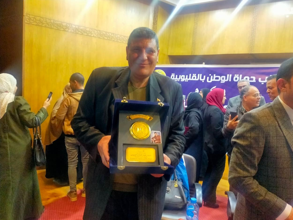 كتب: طاهر القطان كرم حزب حماة الوطن بالقليوبية، أسر الشهداء والأمهات المثاليات على مستوى المحافظة تقديرا لجهودهم ودورهم وتضحيتهم فى خدمة الوطن والدفاع عن أراضيه، وذلك فى حفل بهيج أقامته أمانة الحزب بالقليوبية بمسرح جمعية الشبان المسلمين بمدينة بنها فى حضور جماهيرى حاشد لأعضاء الحزب بالقليوبية. يأتى ذلك وفقا لتوجيهات الفريق جلال الهريدي رئيس الحزب واللواء أحمد العوضي النائب الأول لرئيس الحزب ورئيس لجنة الدفاع والأمن القومي بمجلس النواب، واللواء طارق نصير أمين عام الحزب ووكيل أول لجنة الدفاع والأمن القومي بمجلس الشيوخ، والدكتور أحمد العطيفي أمين تنظيم الجمهورية، ومتابعة من الدكتور أحمد يوسف رزق الامين العام لحزب حماة الوطن بمحافظة القليوبية و اللواء عبدالعليم بركة مساعد الأمين العام للحزب و أمين التنظيم بالقليوبية . شهد الاحتفال كلا من وائل منير الأمين المساعد للحزب وأمين شئون العضوية، والدكتور مصطفى رزق الامين المساعد للحزب وأمين التواصل الشعبى والجماهيرى، والمهندسة دينا النجار أمينة المرأة، والدكتور محمد عبد السلام الامين المساعد للحزب، وطاهر القطان أمين الاعلام بالحزب، والدكتور أحمد يوسف البرعى أمين عام الحزب بمركز طوخ وأعضاء هيئة المكتب والأمانات النوعية ورؤساء اللجان على مستوى المحافظة وممثلين من مختلف مراكز ومدن المحافظة. وقال الدكتو أحمد يوسف رزق الأمين العام للحزب أن يوم الشهيد يعكس اعـتزاز الوطن بأبنائه ويجسد أسمى معانى العطاء والـروح الوطنية المخلصة لجنود مصر الأوفياء المدافعين عن أمنها وسلامتها عبر تاريخها الطويل والذين أضافوا إلى سـجل الوطنية المصرية صفحات المجد والكرامة ليعتز بها أبناء مصر جيلًا بعد جيل وهو ما يؤكد أن تاريخ مصر مزدهر ومشرف بعلامات البطولة والفداء والتضحية على مر العصور. واضاف فى كلمته خلال الاحتفال أن يوم الشهيد هو احتفال بيوم الوفاء لذكرى رجال أبطال صدقوا ما عاهدوا الله عليه، وضحوا بأرواحهم في سبيل الوطن وهي مناسبة نحيي فيها ذكراهم ونستعيد باعتزاز تضحياتهم الغالية، ومناسبة أيضًا ليؤكد فيها زملاؤهم بالجيش والشرطة أنهم باقون على العهد رعاهم الله، ورحم الله شهدائنا، وحفظ بلادنا. وأشار الأمين العام للحزب إلى أن 9 مارس عام 1969 كان يوما حاسما في تاريخ العسكرية المصرية خاصة بالنسبة للصراع العربى الإسرائيلى واستشهاد الفريق عبدالمنعم رياض الذى ضرب أروع مثال على الرغم من كونه رئيسا لأركان حرب القوات المسلحة في ذلك الوقت إلا أنه كان دائما في الصفوف الأمامية تأكيدا على أن مكان القادة الحقيقى في الصفوف الأولى وسط الجنود الأبطال وقد نال شرف الاستشهاد واعتبر هذا اليوم يوم الشهيد تأكيدا على أن نيل الشهادة شرف لجميع قادة وضباط وصف وجنود القوات المسلحة. وأوضح الأمين العام لحزب أنه في يوم الشهيد الذي تحتفل به مصر نستعيد فيه بطولات وأمجاد قواتنا المسلحة ونحيي أرواح شهدائنا الذين قدموا حياتهم هدية وفداء للوطن وأن ذلك قد ظهر بوضوح من خلال تفاعل الرئيس الإنسان عبدالفتاح السيسي أثناء استعراض بطولات وتضحيات شهداء الوطن والتي رسخت لإعلاء قيمة العمل والتضحية، والحفاظ على ما تحقق من إنجازات.مؤكدا أن مصر لا تنسى شهدائها الأبرار وأن أسرهم وذويهم دائمًا في قلب وعقل ووجدان الدولة المصرية. وأشار يوسف إلى أن احتفال الحزب أيضا وتكريمه لعدد من الأمهات المثاليات يأتي اعتزازًا بدورهن وما يقدمنه لأبنائهن. مؤكدا إن الدولة المصرية بقيادة الرئيس عبد الفتاح السيسي تؤمن إيمانًا راسخًا بدور المرأة في بناء المجتمع، فكانت هناك العديد من القرارات والتوجيهات التي تمكن المرأة من القيام بدورها وإزالة كل المعوقات التي تعترض طريقها". وقدم باسم الحزب التحية والتقدير لكل الأمهات المكرمات ولكل أمهات شعب مصر العظيم مضيفاً: "فالأم هي سر الوجود ومفتاح الترابط وعنوان التماسك، وهو ما لا يمكن لأحد إنكاره"...كما تقدم بالتحية لكل أم شهيد أنجبت وأنشأت ابنها وعلمته كيف يتحمل المسئولية ويدافع عن الأرض والعرض بكل شجاعة ليهبوا أرواحهم فداءً لحماية تراب الوطن الغالى. وأكد اللواء عبدالعليم بركة مساعد الأمين العام للحزب و أمين التنظيم بالقليوبية أننا نحتفل بمناسبتين كريمتين تجمعهما صفتين أساسيتين هما التضحية والصبر فالشهيد هو رمز للتضحية والفداء والصبر والأم هى رمز للصبر والتضحية، مشيرا الى أن دور الأم لا يقتصر على التربية وحسب بل تسلح الأجيال بالقيم الإنسانية من أجل بناء جيل قادر على الحفاظ على مقدرات الوطن. وقال إن احتفالية تكريم الأمهات المثاليات، جاءت تقديرًا لدور كل أم، موضحًا أن الأم هي كل شيء فهي الزوجة والابنة وتستحق التكريم على ما تقوم به من جهود، مشيرًا إلى أنه لا يوجد شيء يوفي حق الأمهات، مقدماً التحية لكل امرأة وكل أم، قائلا: "كل عام وأنتن بخير، وإن شاء الله تكون عادة لنا تكريم الأمهات المثاليات بحزب حماة الوطن بالقليوبية. وأعربت أسر الشهداء والأمهات المثاليات عن سعادتهم بهذا التكريم، مقدمين الشكر لقيادات حزب حماة الوطن بالقليوبية على تكريمهن وتنظيم هذا الحفل المتميز، وحرصت الأمهات المثاليات على أخذ صورة تذكارية تجمعهن مع قيادات الحزب بالقليوبية فى الاحتفالية. والمكرمون من الامهات المثاليات هم : عواطف محمود أحمد - هانم محمود احمد - سناجق محمود متولي - سعدية محمد السيد - هناء عبد المطلب محمد - حنان صبيح عبد السميع - سعاد عبد العليم محمود - فايزة احمدالمرسي. أما المكرمون من اسر الشهداء عن مركز وقسم بنها فهم:- عقيد اركان حرب مدحت طلعت حسن - النقيب أحمد سمير حجازي. ومن كفر شكر :- رائد كريم احمد عبد الفتاح عميرة - ونقيب محمد امام مصطفى - ونقيب أحمد فؤاد - وملازم أول محمد كريم احمد - ونقيب محمد جمال. ومن مركزطوخ :- احمد عبد الهادي عبدالفتاح - ونقيب خالد محمد كمال المغربي - وعبدالله شحاتة سعيد - واحمد رضا رفاعي - ومصطفي محمد احمد - وعقيد حسن علي رشوان - وعزت محمد امبابى - وضابط صف احمد محمد عبد الحميد اللبان - ونقيب محمد جمال الاكشر. ومن مركز شبين القاطر:- مجند علي حسن محمدالطوخي. ومن مركزالخانكة:- ملازم احمد راضى الزياتي - ومجند محمد صبرى عرفة - ومجند محمد محمود جبارة - ونقيب محمود صلاح فارسو - نقيب عبدالله محمود عيسوى - ونقيب محمدامام عبدالغني - ووائل احمد ابراهيم الشاعر.
