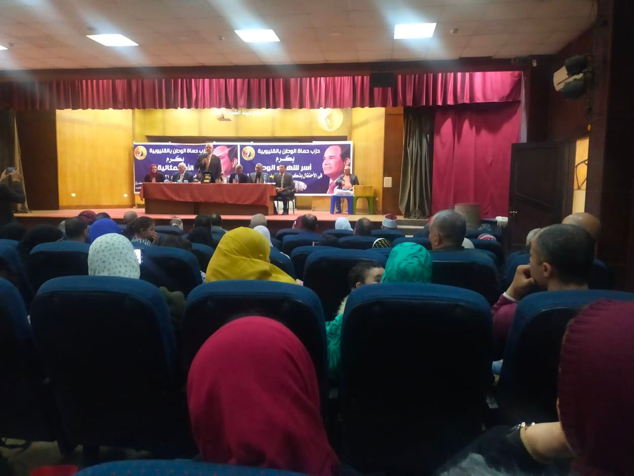 كتب: طاهر القطان كرم حزب حماة الوطن بالقليوبية، أسر الشهداء والأمهات المثاليات على مستوى المحافظة تقديرا لجهودهم ودورهم وتضحيتهم فى خدمة الوطن والدفاع عن أراضيه، وذلك فى حفل بهيج أقامته أمانة الحزب بالقليوبية بمسرح جمعية الشبان المسلمين بمدينة بنها فى حضور جماهيرى حاشد لأعضاء الحزب بالقليوبية. يأتى ذلك وفقا لتوجيهات الفريق جلال الهريدي رئيس الحزب واللواء أحمد العوضي النائب الأول لرئيس الحزب ورئيس لجنة الدفاع والأمن القومي بمجلس النواب، واللواء طارق نصير أمين عام الحزب ووكيل أول لجنة الدفاع والأمن القومي بمجلس الشيوخ، والدكتور أحمد العطيفي أمين تنظيم الجمهورية، ومتابعة من الدكتور أحمد يوسف رزق الامين العام لحزب حماة الوطن بمحافظة القليوبية و اللواء عبدالعليم بركة مساعد الأمين العام للحزب و أمين التنظيم بالقليوبية . شهد الاحتفال كلا من وائل منير الأمين المساعد للحزب وأمين شئون العضوية، والدكتور مصطفى رزق الامين المساعد للحزب وأمين التواصل الشعبى والجماهيرى، والمهندسة دينا النجار أمينة المرأة، والدكتور محمد عبد السلام الامين المساعد للحزب، وطاهر القطان أمين الاعلام بالحزب، والدكتور أحمد يوسف البرعى أمين عام الحزب بمركز طوخ وأعضاء هيئة المكتب والأمانات النوعية ورؤساء اللجان على مستوى المحافظة وممثلين من مختلف مراكز ومدن المحافظة. وقال الدكتو أحمد يوسف رزق الأمين العام للحزب أن يوم الشهيد يعكس اعـتزاز الوطن بأبنائه ويجسد أسمى معانى العطاء والـروح الوطنية المخلصة لجنود مصر الأوفياء المدافعين عن أمنها وسلامتها عبر تاريخها الطويل والذين أضافوا إلى سـجل الوطنية المصرية صفحات المجد والكرامة ليعتز بها أبناء مصر جيلًا بعد جيل وهو ما يؤكد أن تاريخ مصر مزدهر ومشرف بعلامات البطولة والفداء والتضحية على مر العصور. واضاف فى كلمته خلال الاحتفال أن يوم الشهيد هو احتفال بيوم الوفاء لذكرى رجال أبطال صدقوا ما عاهدوا الله عليه، وضحوا بأرواحهم في سبيل الوطن وهي مناسبة نحيي فيها ذكراهم ونستعيد باعتزاز تضحياتهم الغالية، ومناسبة أيضًا ليؤكد فيها زملاؤهم بالجيش والشرطة أنهم باقون على العهد رعاهم الله، ورحم الله شهدائنا، وحفظ بلادنا. وأشار الأمين العام للحزب إلى أن 9 مارس عام 1969 كان يوما حاسما في تاريخ العسكرية المصرية خاصة بالنسبة للصراع العربى الإسرائيلى واستشهاد الفريق عبدالمنعم رياض الذى ضرب أروع مثال على الرغم من كونه رئيسا لأركان حرب القوات المسلحة في ذلك الوقت إلا أنه كان دائما في الصفوف الأمامية تأكيدا على أن مكان القادة الحقيقى في الصفوف الأولى وسط الجنود الأبطال وقد نال شرف الاستشهاد واعتبر هذا اليوم يوم الشهيد تأكيدا على أن نيل الشهادة شرف لجميع قادة وضباط وصف وجنود القوات المسلحة. وأوضح الأمين العام لحزب أنه في يوم الشهيد الذي تحتفل به مصر نستعيد فيه بطولات وأمجاد قواتنا المسلحة ونحيي أرواح شهدائنا الذين قدموا حياتهم هدية وفداء للوطن وأن ذلك قد ظهر بوضوح من خلال تفاعل الرئيس الإنسان عبدالفتاح السيسي أثناء استعراض بطولات وتضحيات شهداء الوطن والتي رسخت لإعلاء قيمة العمل والتضحية، والحفاظ على ما تحقق من إنجازات.مؤكدا أن مصر لا تنسى شهدائها الأبرار وأن أسرهم وذويهم دائمًا في قلب وعقل ووجدان الدولة المصرية. وأشار يوسف إلى أن احتفال الحزب أيضا وتكريمه لعدد من الأمهات المثاليات يأتي اعتزازًا بدورهن وما يقدمنه لأبنائهن. مؤكدا إن الدولة المصرية بقيادة الرئيس عبد الفتاح السيسي تؤمن إيمانًا راسخًا بدور المرأة في بناء المجتمع، فكانت هناك العديد من القرارات والتوجيهات التي تمكن المرأة من القيام بدورها وإزالة كل المعوقات التي تعترض طريقها". وقدم باسم الحزب التحية والتقدير لكل الأمهات المكرمات ولكل أمهات شعب مصر العظيم مضيفاً: "فالأم هي سر الوجود ومفتاح الترابط وعنوان التماسك، وهو ما لا يمكن لأحد إنكاره"...كما تقدم بالتحية لكل أم شهيد أنجبت وأنشأت ابنها وعلمته كيف يتحمل المسئولية ويدافع عن الأرض والعرض بكل شجاعة ليهبوا أرواحهم فداءً لحماية تراب الوطن الغالى. وأكد اللواء عبدالعليم بركة مساعد الأمين العام للحزب و أمين التنظيم بالقليوبية أننا نحتفل بمناسبتين كريمتين تجمعهما صفتين أساسيتين هما التضحية والصبر فالشهيد هو رمز للتضحية والفداء والصبر والأم هى رمز للصبر والتضحية، مشيرا الى أن دور الأم لا يقتصر على التربية وحسب بل تسلح الأجيال بالقيم الإنسانية من أجل بناء جيل قادر على الحفاظ على مقدرات الوطن. وقال إن احتفالية تكريم الأمهات المثاليات، جاءت تقديرًا لدور كل أم، موضحًا أن الأم هي كل شيء فهي الزوجة والابنة وتستحق التكريم على ما تقوم به من جهود، مشيرًا إلى أنه لا يوجد شيء يوفي حق الأمهات، مقدماً التحية لكل امرأة وكل أم، قائلا: "كل عام وأنتن بخير، وإن شاء الله تكون عادة لنا تكريم الأمهات المثاليات بحزب حماة الوطن بالقليوبية. وأعربت أسر الشهداء والأمهات المثاليات عن سعادتهم بهذا التكريم، مقدمين الشكر لقيادات حزب حماة الوطن بالقليوبية على تكريمهن وتنظيم هذا الحفل المتميز، وحرصت الأمهات المثاليات على أخذ صورة تذكارية تجمعهن مع قيادات الحزب بالقليوبية فى الاحتفالية. والمكرمون من الامهات المثاليات هم : عواطف محمود أحمد - هانم محمود احمد - سناجق محمود متولي - سعدية محمد السيد - هناء عبد المطلب محمد - حنان صبيح عبد السميع - سعاد عبد العليم محمود - فايزة احمدالمرسي. أما المكرمون من اسر الشهداء عن مركز وقسم بنها فهم:- عقيد اركان حرب مدحت طلعت حسن - النقيب أحمد سمير حجازي. ومن كفر شكر :- رائد كريم احمد عبد الفتاح عميرة - ونقيب محمد امام مصطفى - ونقيب أحمد فؤاد - وملازم أول محمد كريم احمد - ونقيب محمد جمال. ومن مركزطوخ :- احمد عبد الهادي عبدالفتاح - ونقيب خالد محمد كمال المغربي - وعبدالله شحاتة سعيد - واحمد رضا رفاعي - ومصطفي محمد احمد - وعقيد حسن علي رشوان - وعزت محمد امبابى - وضابط صف احمد محمد عبد الحميد اللبان - ونقيب محمد جمال الاكشر. ومن مركز شبين القاطر:- مجند علي حسن محمدالطوخي. ومن مركزالخانكة:- ملازم احمد راضى الزياتي - ومجند محمد صبرى عرفة - ومجند محمد محمود جبارة - ونقيب محمود صلاح فارسو - نقيب عبدالله محمود عيسوى - ونقيب محمدامام عبدالغني - ووائل احمد ابراهيم الشاعر.