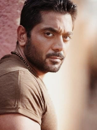 نشر الفنان أحمد فلوكس علي صفحته الشخصية علي موقع الانستغرام فيديو يقوم فيه المهندس الملياردير، نجيب ساويرس، بتوزيع هدايا في الاستاد، تسبب ذلك الفيديو لاحقا بتعرض فلوكس للهجوم.  بدأ المهندس أثناء  قيام الجماهير المشجعة بالهتاف باسم النادي وتحضر المباراة مع لاعبيها في الاستاد، بتوزيع الهدايا علي مشجعي النادي الأهلي. فعلق الفنان أحمد فلوكس قائلاً :"افتكروا كويس الكلام ده... قريبا جدا هايصحي من النوم هيلاقي كل ما يملك لم يعد يملكه. وكانها لم تكن. وما سيحدث معاه سيكون ايه من آيات الله علي الارض... قولوا عليا مجنون بس افتكروا كويس أوي الكلمه دي... اللهم بلغت اللهم فاشهد". ليتم تعرضه للهجوم والسب بعد نشره لذلك التعليق، ليُجبر فلوكس علي إغلاق خاصية التعليقات من علي صفحته الشخصية علي موقع الانستغرام.