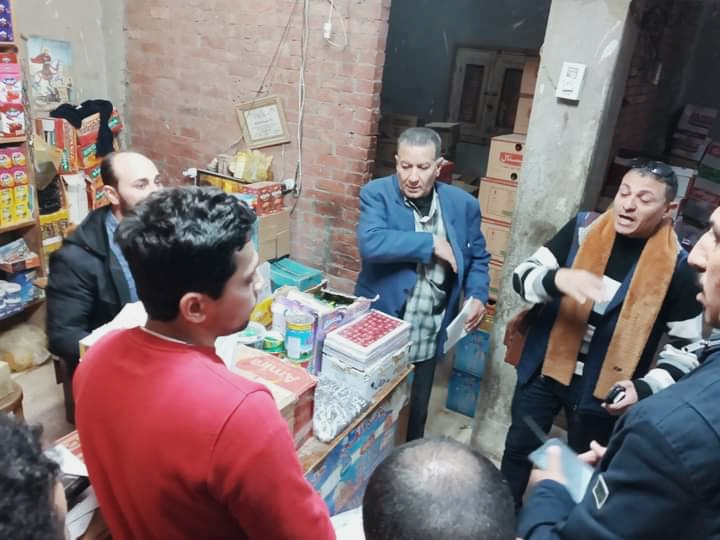 قامت الوحدة المحلية لمركز ومدينة القوصية في أسيوط، برئاسة المهندس هويدا شافعي، رئيس المركز، حملة لضبط الأسعار ومنع الاحتكار، ورفع الإشغالات، ومتابعة الاشتراطات الصحية أسفرت الحملة عن ضبط 6 محاضر تموينية، ومحضري إشغال طريق، كما تم رفع الإشغالات الموجودة بالشارع العام، بمشاركة مصطفى حسن عرابي، نائب رئيس المركز، وجمال عبدالله، بإدارة التموين، وعادل فؤاد لبيب، مفتش صحة القوصية، وناصر يحيى عبدالسلام، مدير الإشغالات.   وتم اتخاذ الإجراءات القانونية ضد المخالفين، وشددت رئيس المركز، على التزام جميع موزعي المواد الغذائية بأسعار السوق دون مغالاة أو تقليل المعروض من السلع.