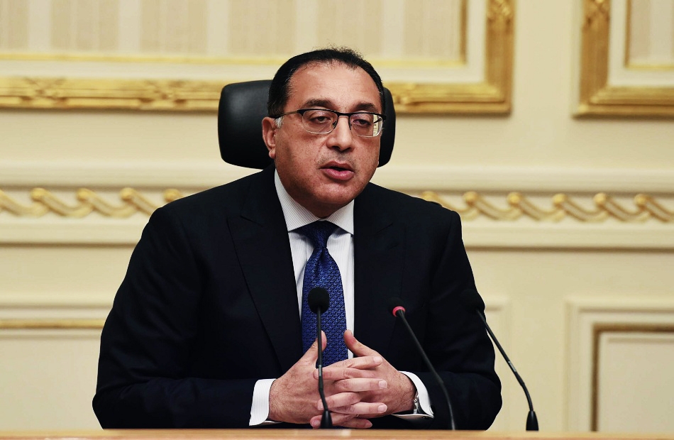 اجتمع الدكتور مصطفى مدبولي، رئيس مجلس الوزراء، مع الدكتور محمد شاكر، وزير الكهرباء والطاقة المتجددة، والدكتور هالة السعيد، وزير التخطيط والتنمية الاقتصادية، والمهندس يحيى زكي، رئيس الهيئة العامة للمنطقة الاقتصادية لقناة السويس، والمستشار محمد أبازيد، المستشار القانوني لوزير التخطيط، والمهندس أمجد سعيد، مستشار وزير الكهرباء، وكريم بدر ، لمناقشة عروض إقامة مشروعات الهيدروجين الأخضر في مصر.  وببداية الإجتماع أكد رئيس الوزراء اهتمام الدولة بمشروعات الهيدروجين الأخضر، لافتاً إلى أن هناك عروضا متعددة من شركات عالمية متخصصة في هذا المجال، مطالباً بسرعة دراسة هذه العروض وإعداد مذكرات تفاهم لتوقيعها مع الشركات الجادة والجاهزة، لتحقيق مستهدفاتنا بأن تكون مصر مركزاً لهذه المشروعات النظيفة التي تواكب متطلبات المستقبل. في حين أشار وزير الكهرباء إلى أنه تم توقيع مذكرة تفاهم بين وزارتي الكهرباء والبترول، بشأن إعداد الإستراتيجية الخاصة بمشروعات الهيدروجين الأخضر، مضيفاً أنه يتم العمل أيضاً على تحديث استراتيجية الكهرباء الموجودة حالياً، وكذا دراسة العروض المقدمة لمشروعات الهيدروجين الأخضر، تمهيداً للبدء فيها وفق الآليات المحددة، خاصة أن مصر لديها ميزات خاصة، حيث تتمتع بسطوع شمس، وطاقة رياح.