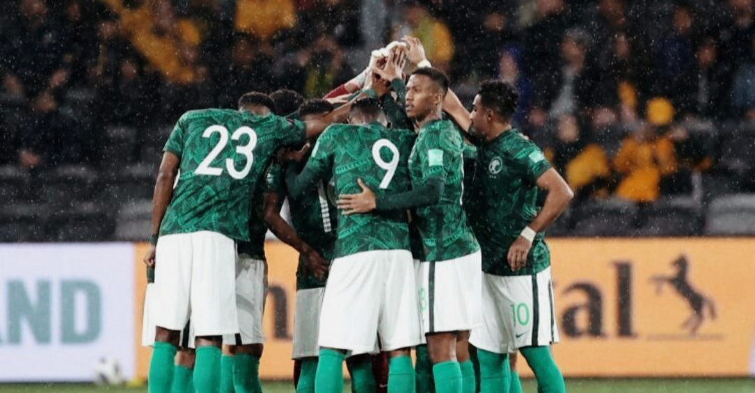 تأهل منتخب السعودية لنهائيات كأس العالم لكرة القدم للمرة السادسة في تاريخه، بعد فوز اليابان علي مضيفتها أستراليا بهدفين دون رد، اليوم الخميس في سيدني، ضمن الجولة التاسعة قبل الأخيرة من الدور الثالث للتصفيات الآسيوية المؤهلة لمونديال 2022. وبذلك استفاد المنتخب السعودي من هذه النتيجة وتأهل إلى النهائيات بغض النظر عن نتيجة مباراته أمام الصين اليوم وأستراليا يوم الثلاثاء المقبل. وكان ان سجّل هدفي اليابان البديل كاورو ميتوما الذي دخل إلى أرض الملعب في الدقيقة 84، حيث تمكن من تسجيل الهدف الأول في الدقيقة 89، بينما أضاف الهدف الثاني في الدقيقة 90+4. ورفعت اليابان رصيدها إلى 21 نقطة من 9 مباريات مقابل 19 نقطة للسعودية التي تلعب لاحقًا مع الصين، فيما تجمد رصيد أستراليا عند 15 نقطة من 9 مباريات.
