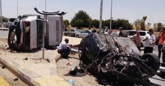 وقع حادث تصادم سيارتين ملاكي في نقل بمحور الضبعة، اليوم السبت، نتج عنه مصرع ٣ أشخاص وإصابة شخص آخر. كانت ان استقبلت مستشفى العلمين النموذجي ٣ وفيات ومصاب إثر حادث مروع بتصادم سيارتين ملاكي بسيارة نقل بمحور طريق الضبعة الإقليمي شرق مطروح. وتم التعرف علي المصابين والوفيات وهم: عماد سعد عبدالسلام (٣٦ سنة - الجيزة) مصاب بكدمات وسحجات متفرقة بالجسم. بينما المتوفي كان يُدعي، علي محمد عبدالجواد (٣٦ سنة - الجيزة)، ومحمود مجدي محمود (٤٣ سنة - القاهرة)، ومحمد علي صابر السيد (25 سنة - الجيزة). وتم عمل الإسعافات اللازمة للمصاب ووضعه تحت الملاحظة الطبية اللازمة والتحفظ على جثث المتوفين في ثلاجة الموتى بالمستشفى.