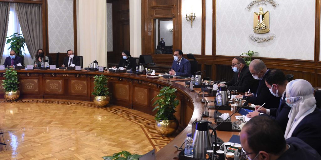 عقد الدكتور مصطفى مدبولي، رئيس مجلس الوزراء، اليوم، اجتماعا؛ لاستعراض السلع الأساسية ومستلزمات الإنتاج ذات الأولوية، بهدف تيسير إجراءات استيرادها مع البنك المركزي المصري، بحضور نيفين جامع، وزيرة التجارة والصناعة، والمهندس محمد السويدي، رئيس اتحاد الصناعات. وأشار رئيس الوزراء إلى أن الاجتماع يأتي في ضوء تداعيات الأزمة الروسية – الأوكرانية؛ بهدف مراجعة الأولويات الخاصة بالسلع ومستلزمات الإنتاج التي سيتم استيرادها. وأضاف: نعمل على تحديد قائمة تفصيلية سيتم إرسالها للبنك المركزي المصري، حتى يتسنى التنسيق معه لتيسير إجراءات إتاحتها. وفي غضون ذلك، أوضحت وزيرة التجارة والصناعة أنه تم تحديد قائمة بمستلزمات الإنتاج الأساسية، وكذا قائمة أخرى سبق استثناؤها من البنك المركزي "قائمة السلع الأساسية والمستلزمات الرئيسية"، وتم ضم الأدوية والأمصال، ومضيفة أنه تم الانتهاء من إعداد القائمة التفصيلية لمستلزمات الإنتاج. وخلال الاجتماع، أشاد المهندس محمد السويدي، رئيس اتحاد الصناعات بمنظومة التسجيل الإلكتروني المسبق للشحنات ACI، ووصفها بأنها ناجحة، ستؤتي ثمارها خلال الفترة المقبلة. وأعرب عن شكره وتقديره لقرار مجلس الوزراء بشأن إعفاء الشركات التي قد تتعثر في توريد مهماتها للمشروعات الحكومية في مواعيد التوريد المتفق عليها، من غرامات التأخير لمدة شهرين؛ وذلك بسبب تداعيات الأزمة الروسية - الأوكرانية، واضطراب الشحن، والذي تمت الموافقة عليه في اجتماع المجلس أمس الأول. وأضاف السويدي: "أطمئنكم .. نحن كصناع مهتمون للغاية بشئون العمال، وندرك جيدا الظروف التي يمر بها البلد، بل والعالم أجمع، وفي هذا السياق، يوجد عدد كبير من الشركات بدأت في زيادة رواتب العاملين بها، كما أن الشركات تحرص على تطبيق قرار الحد الأدنى للأجور." وأشار إلى أن الحكومة تحرص على التواصل المستمر مع مجتمع الأعمال حيث تتم مناقشة ملفات دعم الصناعة المصرية، من خلال تقديم حزمة حوافز استثمارية تسهم في زيادة نسب التصنيع المحلي، وتصدير منتجات مصرية على درجة عالية من الجودة. وأكد رئيس الوزراء في نهاية الاجتماع أهمية العمل على دفع الصادرات المصرية من أجل زيادة معدلاتها إلى المستويات المأمولة والمخطط لها من الحكومة.