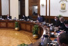 Photo of رئيس الوزراء يستعرض مع جامع ورئيس اتحاد الصناعات أولويات السلع الأساسية