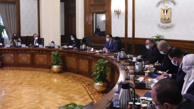 Photo of رئيس الوزراء يستعرض مع جامع ورئيس اتحاد الصناعات أولويات السلع الأساسية