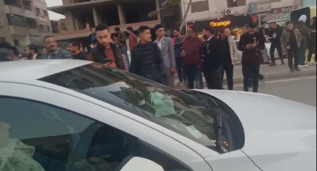متابعة: اسراء ناصر استقبلت مستشفى جامعة بنها، منذ قليل فتاة مصابة بإصابات متنوعة ما بين سحجات وكدمات وجروح متفرقة إثر تعرضها لوقوع حادث سير بشارع فريد ندا بمدينة بنها بمحافظة القليوبية. كانت الأجهزة الأمنية تلقت إخطارا يفيد بورود بلاغا من شرطة النجدة بوقوع حادث سير لفتاة في العقد الثاني من عمرها، بشارع فريد ندا ببنها، مما أسفر عن إصابتها بإصابات بالغة. وتم نقل المصابة إلى مستشفى بنها الجامعي لتلقي الإسعافات الأولية، وتم تحرير محضر بالواقعة .