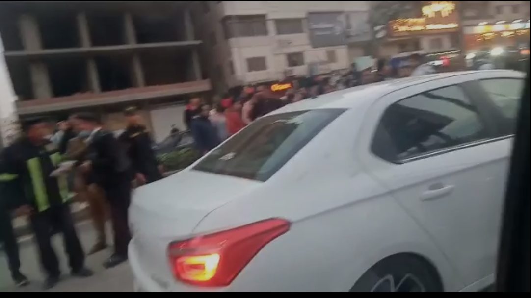 متابعة: اسراء ناصر استقبلت مستشفى جامعة بنها، منذ قليل فتاة مصابة بإصابات متنوعة ما بين سحجات وكدمات وجروح متفرقة إثر تعرضها لوقوع حادث سير بشارع فريد ندا بمدينة بنها بمحافظة القليوبية. كانت الأجهزة الأمنية تلقت إخطارا يفيد بورود بلاغا من شرطة النجدة بوقوع حادث سير لفتاة في العقد الثاني من عمرها، بشارع فريد ندا ببنها، مما أسفر عن إصابتها بإصابات بالغة. وتم نقل المصابة إلى مستشفى بنها الجامعي لتلقي الإسعافات الأولية، وتم تحرير محضر بالواقعة .