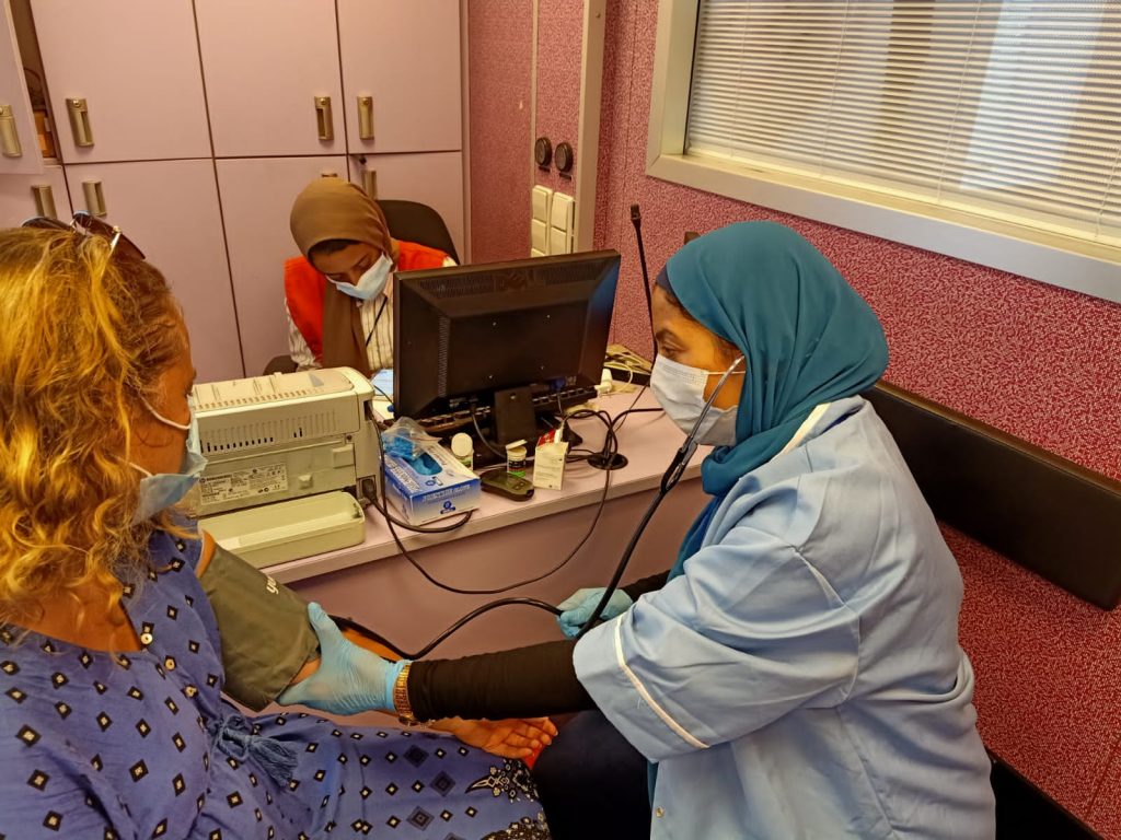 أعلنت وزارة الصحة والسكان، فحص 23 مليونًا و 221 ألفًا و659 امرأة، ضمن مبادرة رئيس الجمهورية لدعم صحة المرأة المصرية، وذلك بالتزامن مع اليوم العالمي للمرأة، حيث تشمل المبادرة الفحص والتوعية للاهتمام بالصحة العامة للسيدات مجانا، بداية من سن 18 عامًا، منذ إطلاقها في شهر يوليو 2019. وأوضح الدكتور حسام عبدالغفار المتحدث الرسمي للوزارة، أن المبادرة مستدامة وتشمل الكشف عن الأمراض غير السارية (السكري، ضغط الدم، قياس الوزن والطول وتحديد مؤشر كتلة الجسم، ومستوى السمنة أو زيادة الوزن)، إلى جانب التوعية بعوامل الخطورة المسببة للأمراض غير السارية، بالإضافة للتوعية بالصحة الإنجابية وتنظيم الأسرة. وأضاف "عبدالغفار" أن المبادرة تتبع أحدث البروتوكولات العالمية لعلاج سرطان الثدي، من خلال 14 مركزًا تابعًا لوزارة الصحة والسكان، بالإضافة إلى تفعيل تلك البروتوكولات في 13 مستشفى تابع للمجلس الأعلى للمستشفيات الجامعية، وذلك لعلاج السيدات بالمجان، ضمن رؤية القيادة السياسية للاهتمام بالصحة العامة للمواطنين. ولفت إلى تكثيف جهود مبادرة صحة المرأة لرفع مستوى الوعي بضرورة الكشف المبكر عن أورام الثدي والمتابعة الدورية السنوية، والتوعية بخطوات الفحص الذاتي وأهمية تجنب التغذية غير السليمة، الخمول البدني وقلة النشاط والتدخين، وذلك من خلال الوحدات الصحية والفرق الطبية المتنقلة والرائدات الصحيات. وتابع "عبدالغفار" أنه تم توفير خدمات الفحص للسيدات بالمبادرة من خلال 3538 وحدة صحية على مستوى محافظات الجمهورية، بالإضافة إلى مشاركة 114 مستشفى لتقديم الخدمة الطبية للسيدات اللاتي تتطلب حالتهن إجراء فحص متقدم، لافتًا إلى أنه يمكن معرفة أماكن تلك الوحدات من خلال الموقع الرسمي للمبادرة http://www.100millionseha.eg، بالإضافة إلى تلقي الاستفسارات من خلال الخط الساخن لمبادرة 100 مليون صحة على الرقم 15335. ومن جانبه، أوضح الدكتور أحمد مرسي المدير التنفيذي للمبادرة، أنه تم اعتماد معمل الباثولوجي الخاص بمبادرة رئيس الجمهورية لدعم صحة المرأة بمستشفى دار السلام (هرمل) ليكون معمل الباثولوجي الوحيد المعتمد في جمهورية مصر العربية من كلية الباثولوجي الأمريكية (CAP)، لافتًا إلى أنه تم تجهيز البنية التحتية للمعمل وإمداده بالأجهزة اللازمة وفقًا لأحدث المعايير العالمية، حيث استقبل المعمل عدة زيارات من وفد الكلية الأمريكية للباثولوجي خلال الفترة من يونيو 2021 حتى فبراير 2022 ، وتم تقييم المعمل والتأكد من كفاءته ليحصل على الاعتماد يوم السادس من شهر مارس الجاري. وذكر "مرسي" أنه منذ إطلاق المبادرة، تم إجراء 209 ألفًا أشعة ماموجرام، كما تم سحب 13 ألفًا و936 عينة أورام لتحليلها، وتم اكتشاف 8002 حالة مصابة بسرطان الثدي، وتقديم العلاج لهن بالمجان، وفقًا لأحدث بروتوكولات العلاج العالمية. وأوضح "مرسي" أهمية التواصل الدائم والمتابعة الدورية للسيدات للاستفادة من الخدمات المقدمة بالمبادرة، مشيرًا في هذا الصدد إلى إرسال حوالي مليون و500 ألف رسالة نصية على الهواتف المحمولة لحثهن على الاستمرار في متابعة حالتهن الصحية ضمن المبادرة دوريًا، فضلاً عن استقبال 1708 اتصالات على الخط الساخن "15335" الخاص بتلقي الاستفسارات حول المبادرة، وذلك خلال 5 أشهر. وتابع أنه في إطار الحرص على رفع كفاءة مقدمي الخدمة؛ تم تدريب 22 ألفًا و 238 من الفرق الطبية شملت (الأطباء والتمريض وفنيي الأشعة) بالإضافة إلى توفير البرامج التدريبية لمدخلي البيانات والإداريين وإعادة تلك البرامج التدريبية لضمان تقديم أفضل مستوى من الخدمة الطبية. يذكر أن خدمات مبادرة رئيس الجمهورية لدعم صحة المرأة تقدم في المراكز والوحدات الصحية التي تقدم الخدمات الطبية لمبادرة رئيس الجمهورية لمتابعة وعلاج الأمراض المزمنة والاكتشاف المبكر للاعتلال الكلوي، وذلك للتسهيل على المواطنين من خلال دمج الخدمات الطبية المقدمة بالمبادرات الصحية، حيث يتم الربط الإلكتروني لكافة المبادرات وتوحيد قاعدة بيانات المواطنين، بما يضمن استفادة جميع أفراد الأسرة من الخدمات الطبية المقدمة بكافة المبادرات في إطار التوعية والحرص على الاهتمام بالصحة العامة.