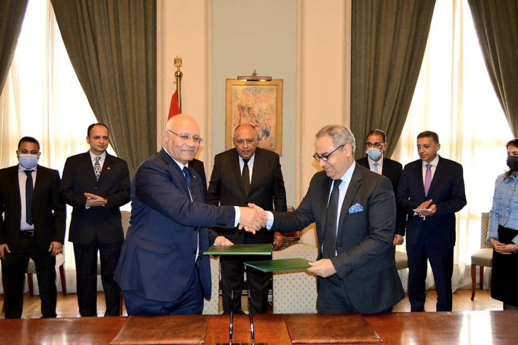 بروتوكول تعاون بين وزارة الخارجية وجامعة بنها وقع الدكتور جمال سوسة، رئيس جامعة بنها، والسفير علاء حجازي، مساعد وزير الخارجية للسلك الدبلوماسي والقنصلي والتفتيش، بروتوكول تعاون بين جامعة بنها ووزارة الخارجية وذلك بحضور السفير سامح شكري، وزير الخارجية. ويأتي البروتوكول بين الجامعة والوزارة بغرض التعاون المشترك في مجالات تقنية المعلومات، والتحول الرقمي، وإجراء ورش العمل، والدورات التدريبية. وأكد الدكتور جمال سوسة، رئيس جامعة بنها، سعادته بتوقيع هذا البروتوكول الذي تأتي أهميته من منطلق حرص الجامعة على السعي الدائم لتنفيذ أهداف رؤية مصر 2030. واستكمل "سوسة" أن البروتوكول جاء ليعكس الفهم والإدراك الكامل لدى الجامعة والوزارة بأن تطور المؤسسات وعلى رأسها المؤسسات الأكاديمية والدبلوماسية قد صار مرهونًا بمدى استيعابها للتطورات اﻟﺤﺪﻳﺜﺔ في تقنية المعلومات واستخدامها للتكنولوجيا الحديثة وتوظيفها بشكل يلبي احتياجاتها. جاء توقيع البروتوكول بحضور دكتور إسلام الشعراوي، المدير التنفيذي للمعلومات بجامعة بنها، ودكتور شادي يحيى المشد، نائب المدير التنفيذي للمعلومات بالجامعة.