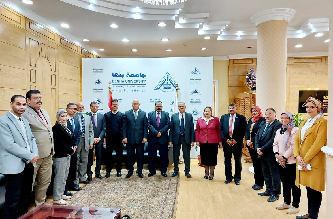 جامعة بنها تستقبل الزيارة السنوية لفريق التقييم لنظام الجودة الإدارية أكد الدكتور جمال سوسه رئيس جامعة بنها ان الجامعة حريصة على تذليل كافة العقبات من أجل تحسين النظام الإداري بالجامعة وتطبيق معايير ومتطلبات الجودة القياسية طبقا للمواصفات الدولية. واشار الى أن جامعة بنها نجحت خلال السنوات الماضية في تجديد شهادات الأيزو الدولية بما يتماشى مع الرؤية نحو التحول إلى جامعات الجيل الرابع. جاء ذلك خلال استقبال رئيس جامعة بنها ، فريق التقييم لنظام الجودة (إيزو 9001 لسنة 2015) من شركة ايه جى ايه الممثل لشركة سوكوتيك الفرنسية وهي الجهة المانحة لشهادة الأيزو ، بحضور الدكتور ناصر الجيزاوي نائب رئيس الجامعة لشئون الدراسات العليا والبحوث ، والدكتور تامر سمير نائب رئيس الجامعة لشئون التعليم والطلاب ، والدكتور عبد القادر عبد الكريم منسق عام الجودة الإدارية بالجامعة ، والأستاذة شيرين شوقي أمين عام الجامعة ، والأستاذ رفعت نان أمين الجامعة المساعد للشئون الإدارية ، والأستاذ أيمن بيومي أمين الجامعة المساعد للشئون المالية، والأستاذة رانيا معتز أمين الجامعة المساعد لشئون خدمة المجتمع وتنمية البيئة وفريق إدارة الجودة بالجامعة. وضم فريق المراجعة كل من المهندس عمرو محمد رئيس الفريق وعضوية كل من الدكتور محمد أحمد ، والدكتورة منال درويش ، والمهندس عبدالله عبدالوهاب. واضاف الدكتور جمال سوسه ان إدارات الجامعة قد أنهت استعداداتها لزيارة المراجعة السنوية حرصا على استمرارية شهادة الأيزو ٩٠٠١_ ٢٠١٥ الممنوحة للجامعة ، وقد بدأ فريق المراجعين البدء فى فعاليات المراجعة بعمل جولة تفقدية لمكاتب إدارات الجامعة والمدن الجامعية ثم البدء فى عمليات المراجعة لنظام الجودة. من جانبه قال الدكتور عبد القادر عبد الكريم أن زيارة المراجعة السنوية الهدف منها هو تقييم أداء منظومة الجودة بالجامعة والوقوف على مدى تطبيق إدارات الجامعة للإجراءات الموثقة في نظام الجودة ومدى تحقيق أهداف الجودة ، مشيرا الى أن زيارة المراجعة تنتهي بعقد لقاء ختامي يقوم رئيس المراجعين فيه بعرض نتائج الزيارة.