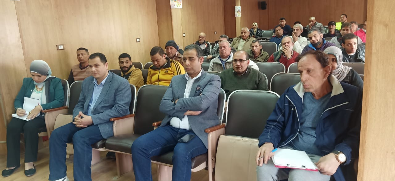 شهد اليوم الدكتور محمود الصبروط وكيل وزارة الشباب والرياضة بالقليوبية ورشة العمل الفتية التي اطلقتها مديرية الشباب والرياضة بالقليوبية في سابقة هي الأولى من نوعها . حيث استقبل الصبروط بقاعة الاجتماعات بالمديرية الكابتن محمد طه رئيس لجنة المسابقات والكابتن احمد حلمي رئيس لجنة الحكام والكابتن سعيد السلاوي والدكتور حسام عبد العاطي ، وذلك لتنفيذ ورشة عمل لشرح وتفسير الضوابط الفنية لمسابقة دوري مراكز الشباب وكذلك الآليات التحكيمية والضابط التي يجب على اللاعبين الالتزام بها. اكد الصبروط في كلمته على اهمية إلمام مشرفي النشاط بالمراكز المشاركة في الدوري بالضوابط والشروط والفنيات التحكيمية للخروج بالمسابقة بالشكل الذي يليق باسم القليوبية . مشيرا إلى أن وزارة الشباب والرياضة ومعالي الوزير الدكتور اشرف صبحى يولي اهتماما كبير بدوري مراكز الشباب للخروج باجيال الشباب من نطاق الهواية إلى المنافسة وكذلك اكتشاف المواهب الرياضية التي تؤهل لتمثيل مشرف لكره القدم اللعبة الشعبية الاولى في العالم . بدأت ورشة العمل بشرع عدد من الضوابط والتعليمات سواء من لجنة المسابقات المشرفة على الدوري او من لجنة الحكام . كما بدأ النقاش حول تلك التعليمات واستمرت المنصة للأسئلة والاستفسارات التي بدأ في اطلاقها الحضور . وفي ذات السياق تستعد القليوبية لاطلاق اولى مباريات النسخة التاسعه من ملعب مركز شباب سنديون الخميس القادم بمشاركة ٢٤ فريق على مستوى المحافظة تتنافس لحد النقاط والوصول للمربع الذهبي .